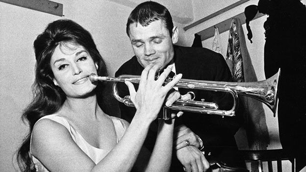 Dalida con el trompetista Chet Baker en Italia en 1962. | Foto: Wikimedia Commons
