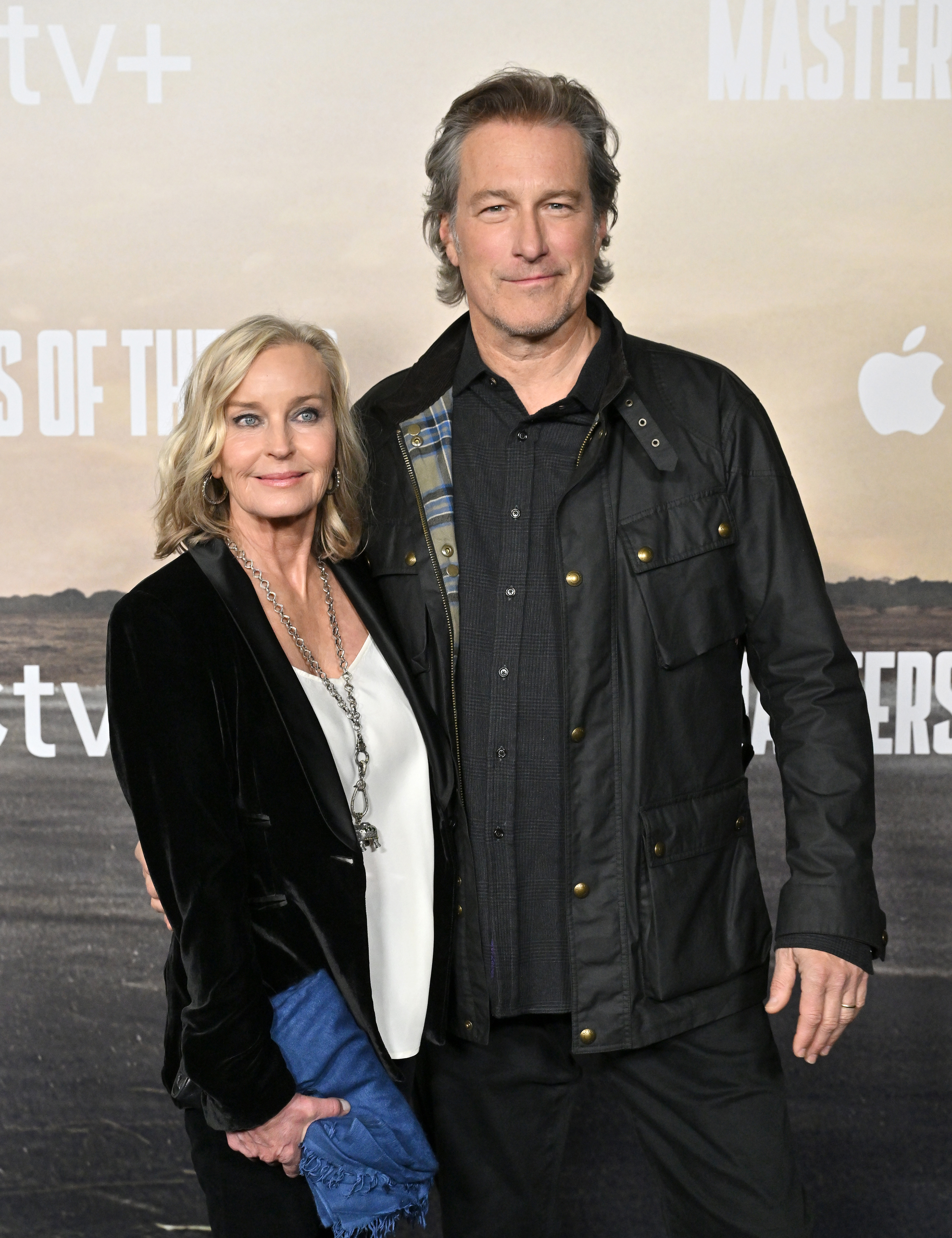 Bo Derek y John Corbett asisten al estreno mundial de 'Masters of the Air,' 2024 | Source: Getty Images