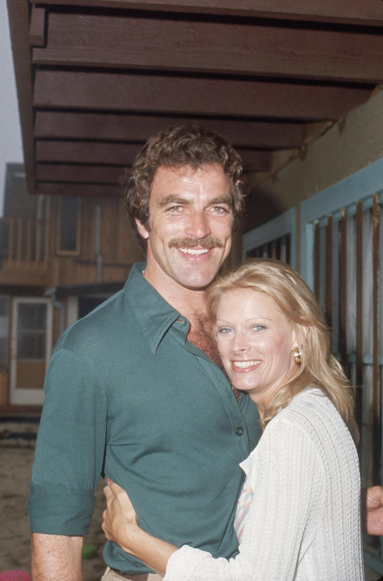 Tom Selleck y Jacquelyn Ray en la fiesta de cumpleaños de Robert Colbert el 4 de octubre de 1975, en Malibú, California. | Fuente: Getty Images