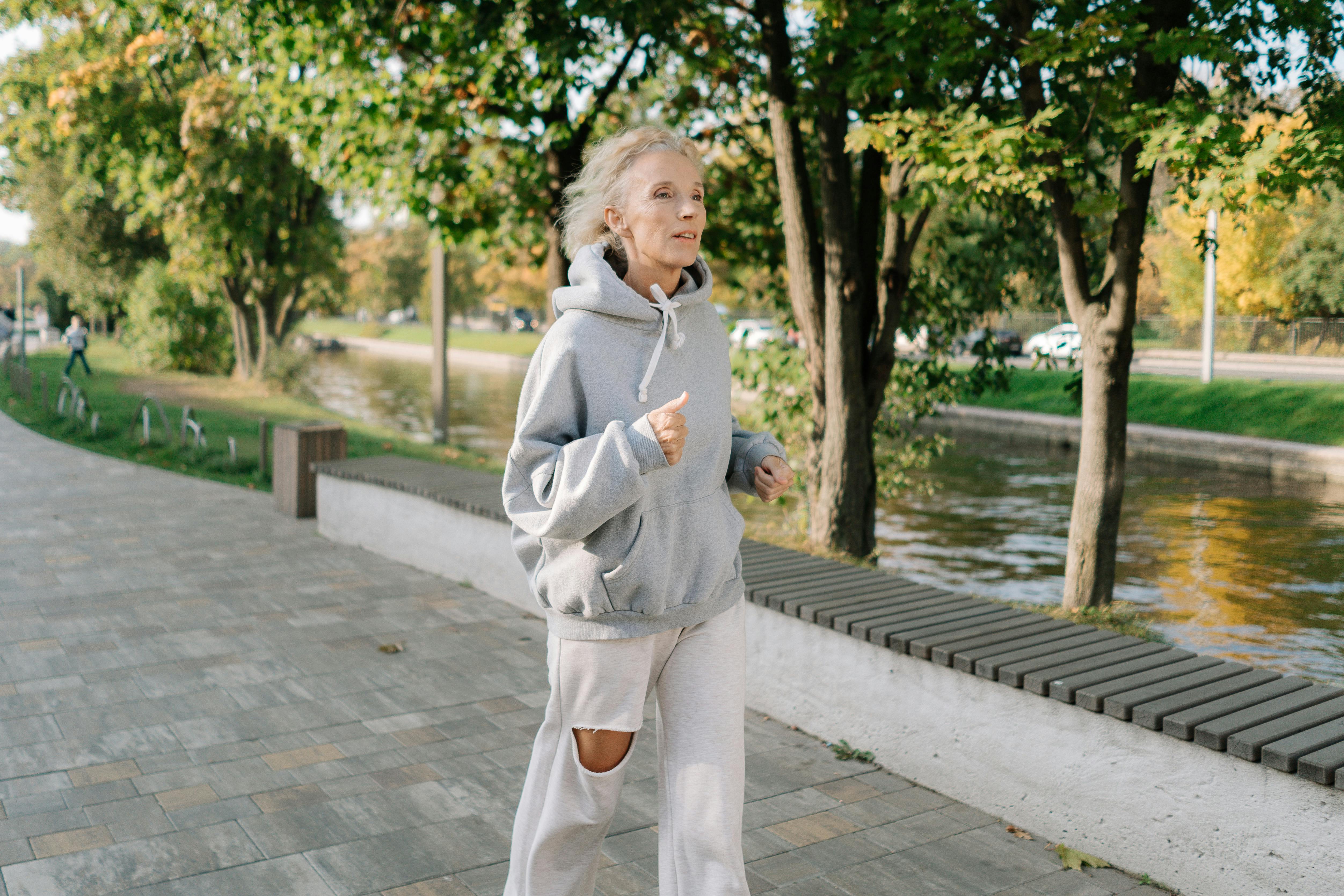 Una anciana haciendo footing | Fuente: Pexels