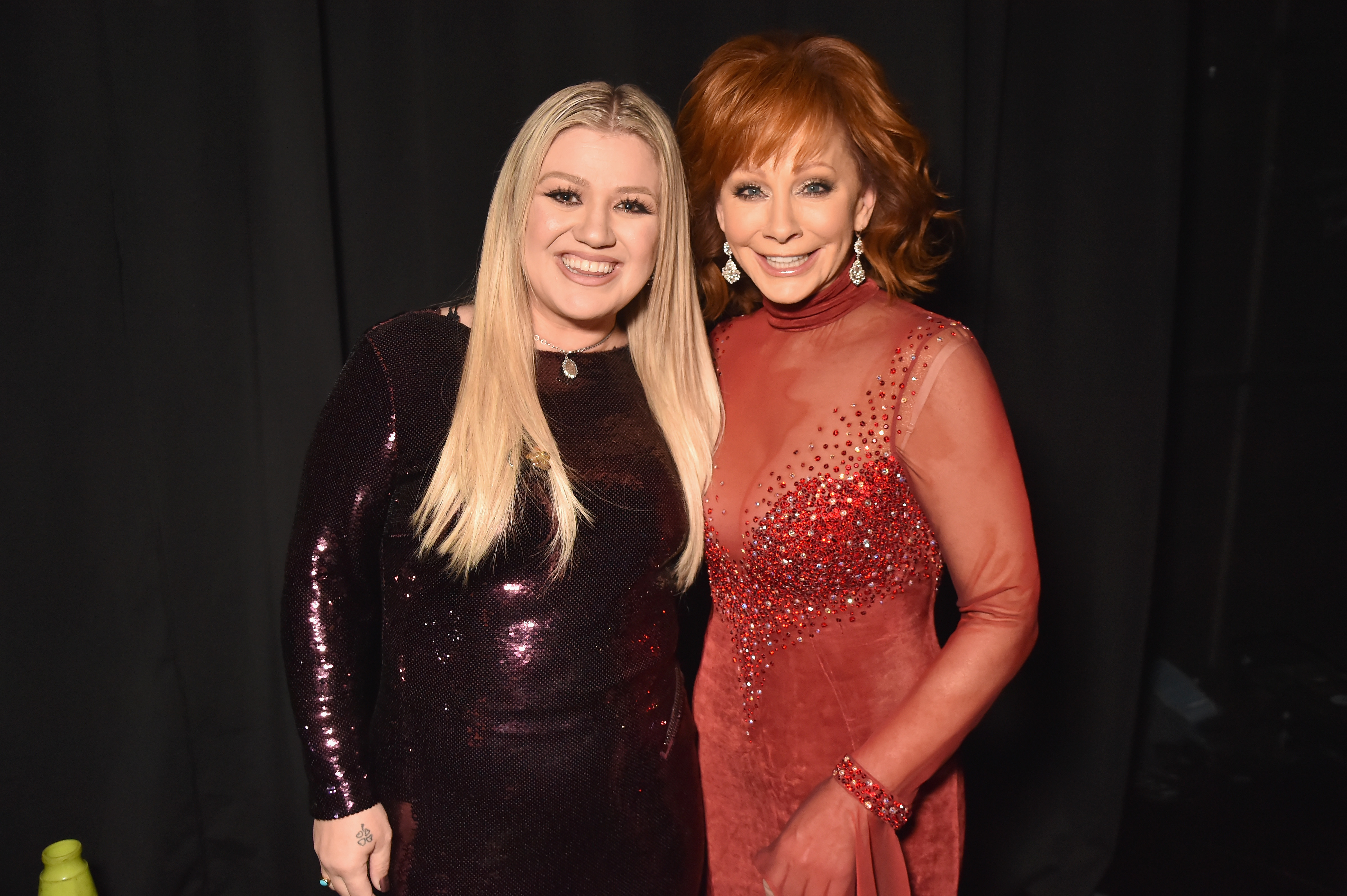 Kelly Clarkson y Reba McEntire asisten a la 53 edición de los Premios de la Academia de Música Country en Las Vegas, Nevada, el 15 de abril de 2018. | Fuente: Getty Images