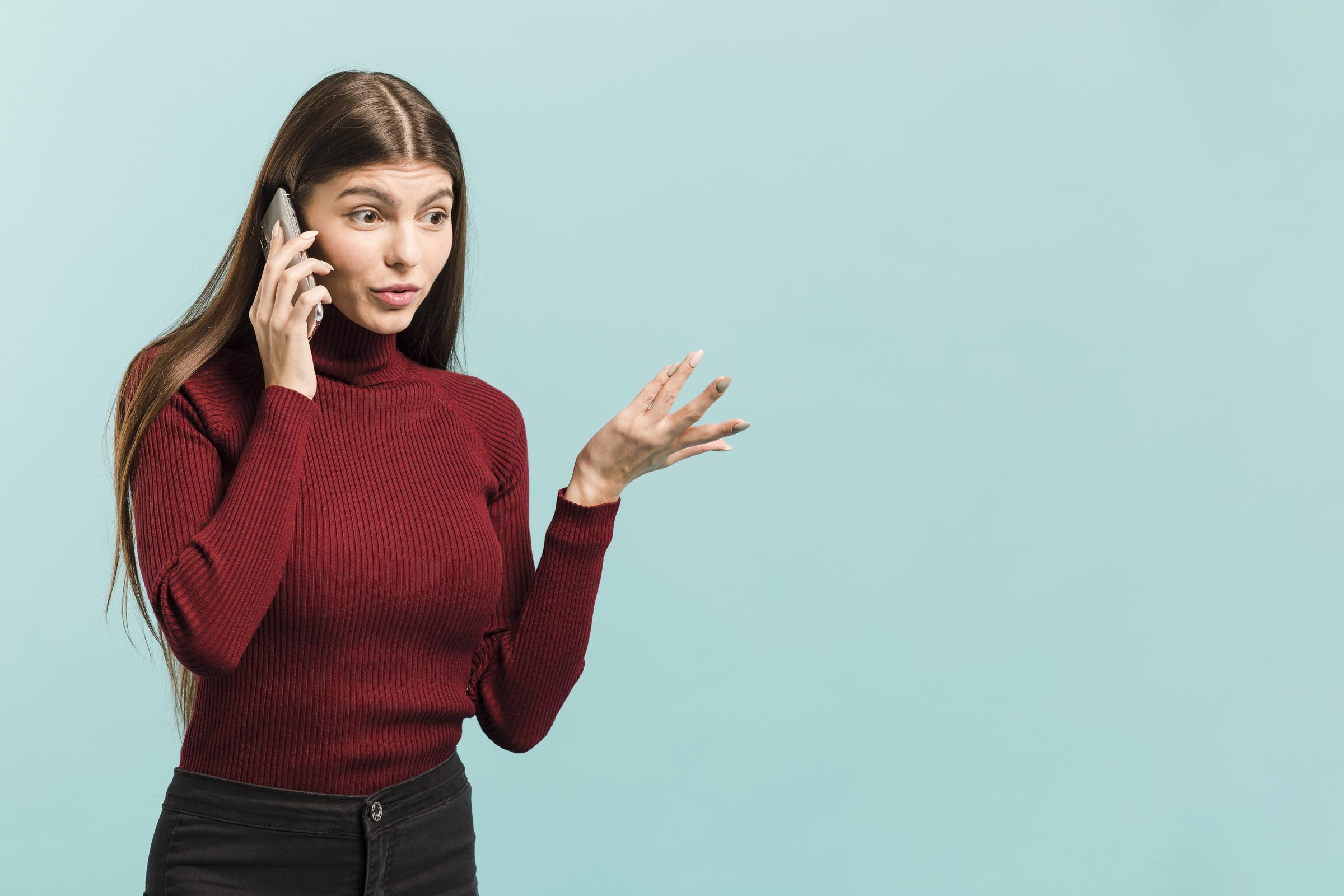 Una mujer en una llamada gesticulando con la mano | Fuente: Freepik