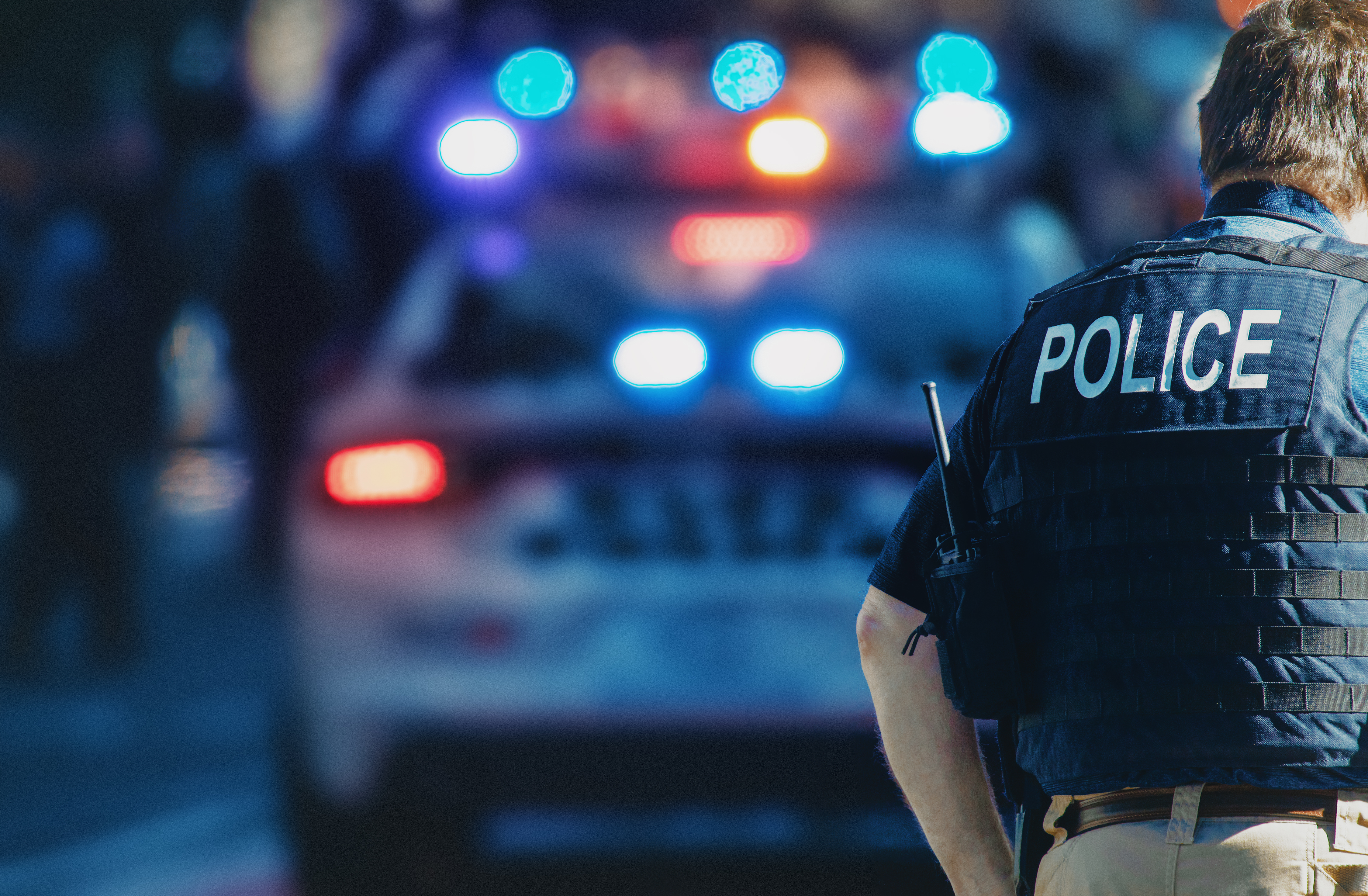 Policía junto a un patrullero. | Foto: Shutterstock