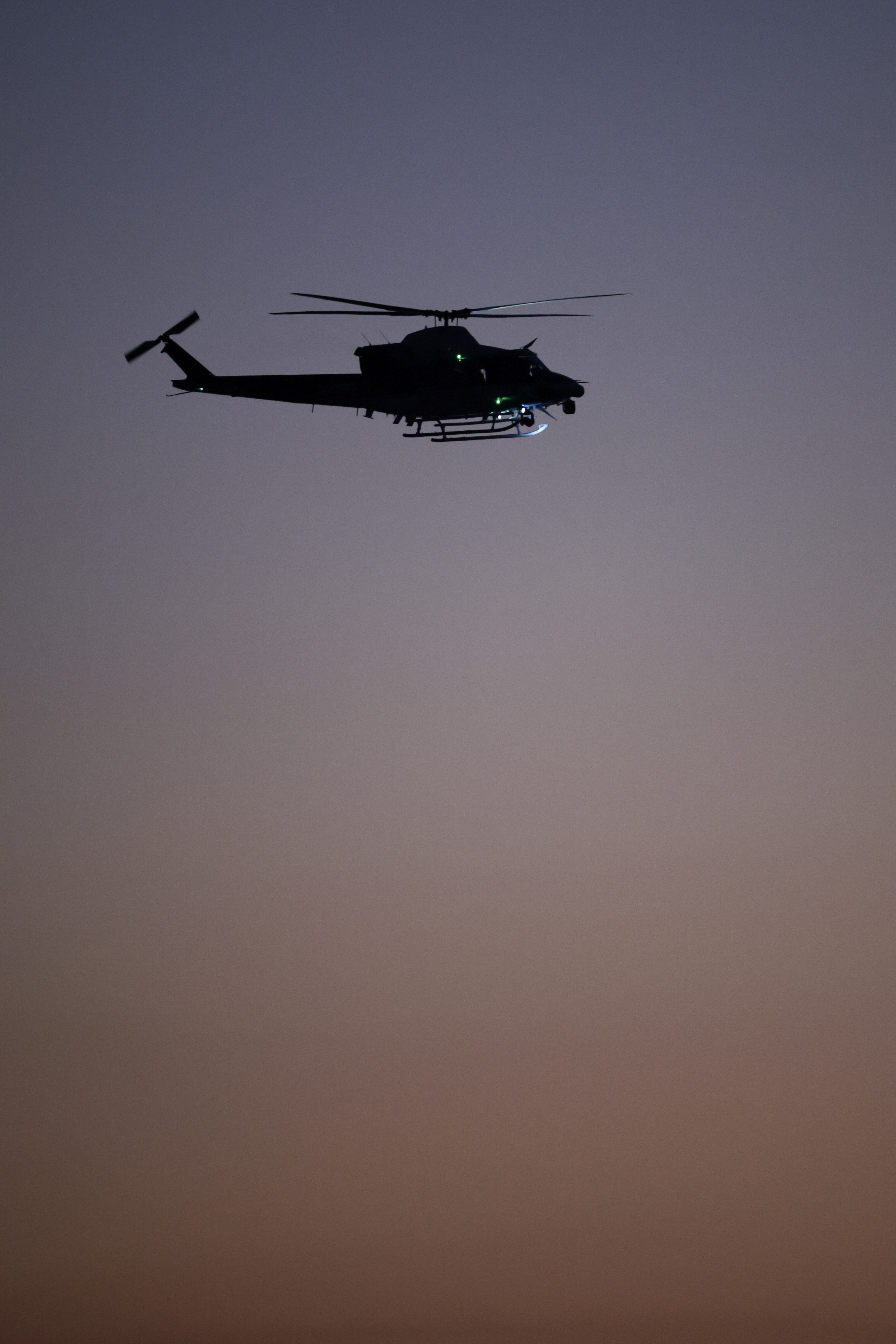 Un helicóptero vuela cerca del lugar del accidente el 30 de enero de 2025, en Arlington, Virginia. | Fuente: Getty Images