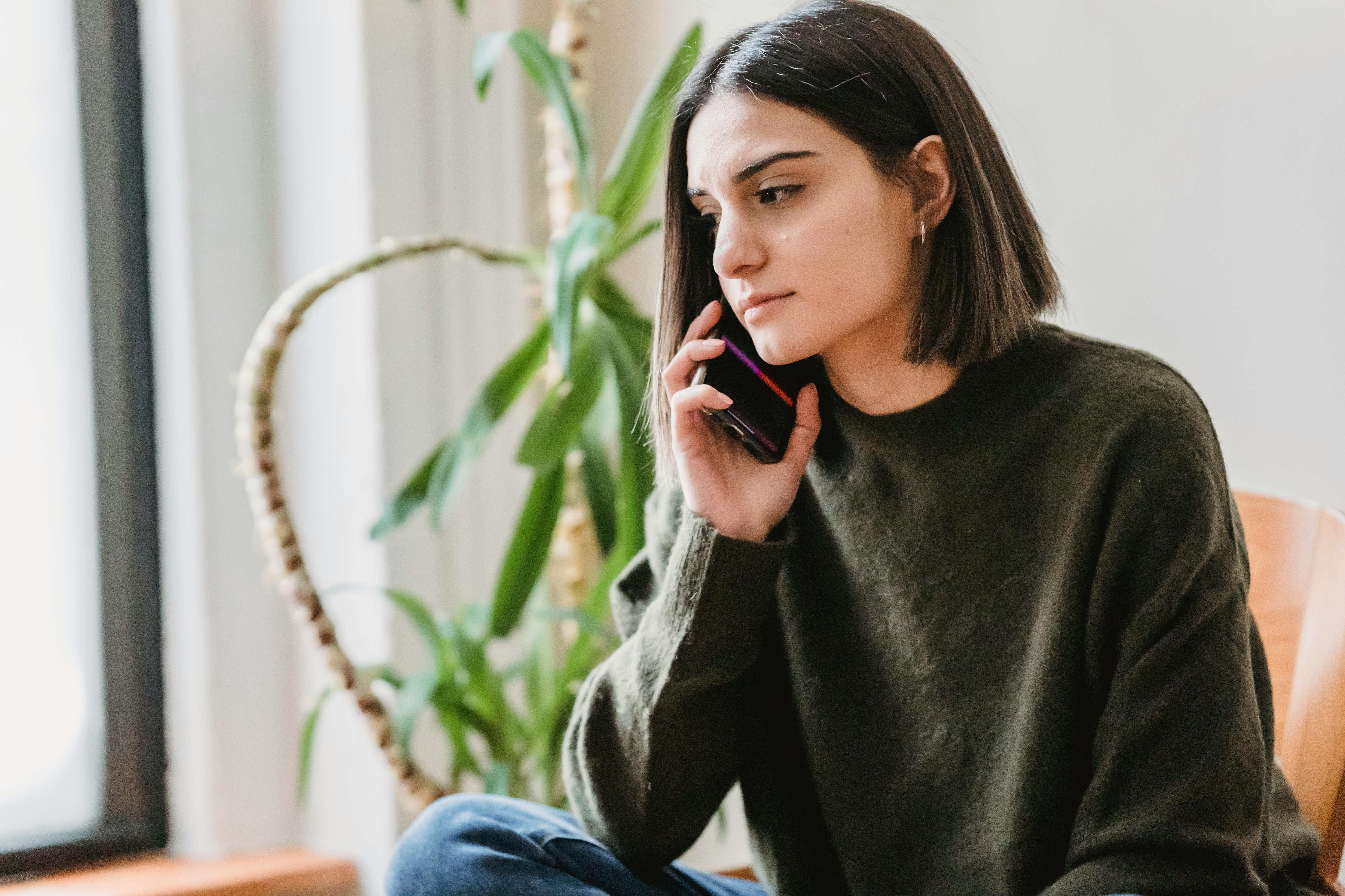 Una mujer de aspecto severo hablando por teléfono | Fuente: Pexels