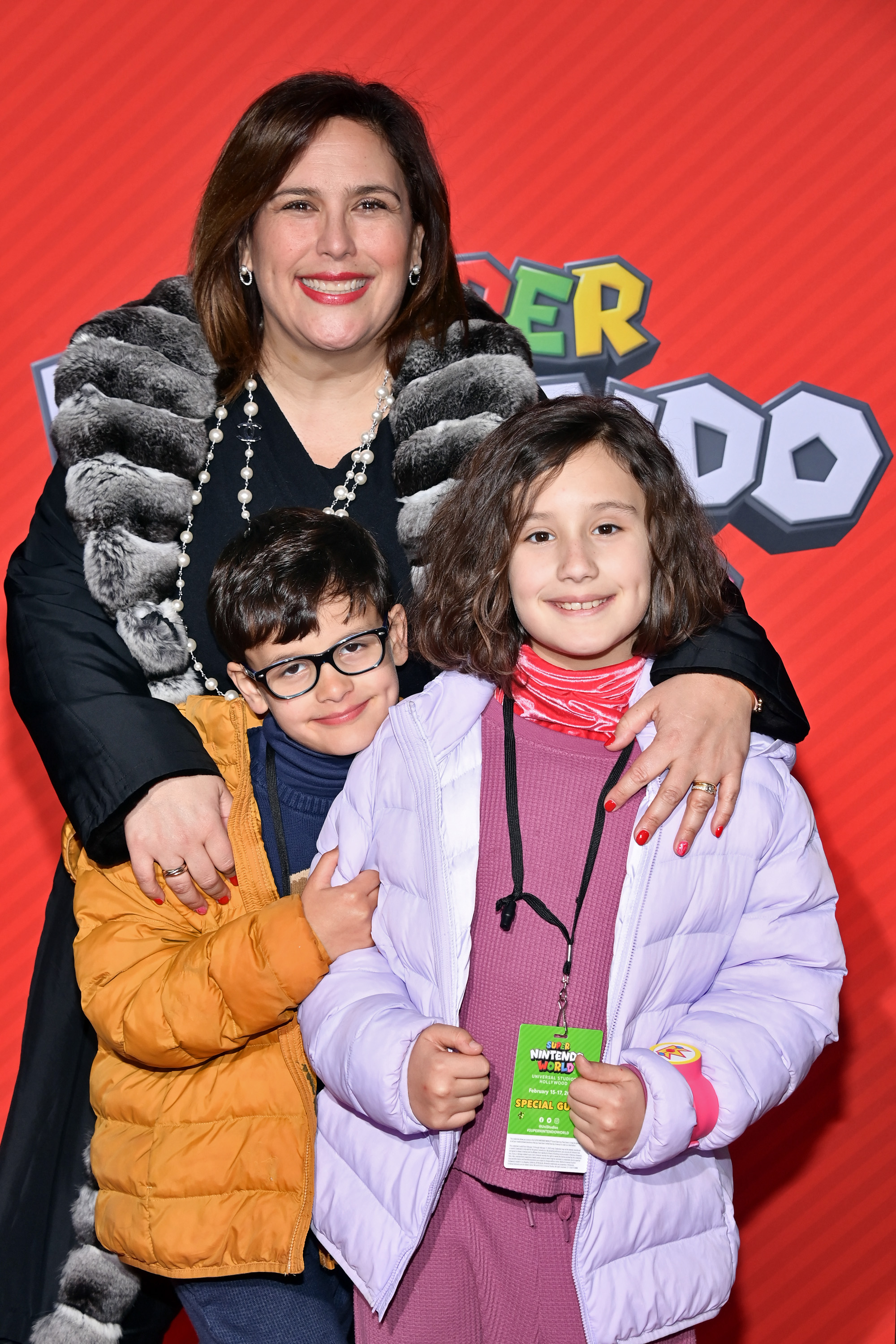 Angelica Vale, su hijo Danico y su hija Angelica Masiel asisten a la gran celebración de inauguración de Super Nintendo World en Universal Studios Hollywood el 15 de febrero de 2023 en Universal City, California. | Fuente: Getty Images.