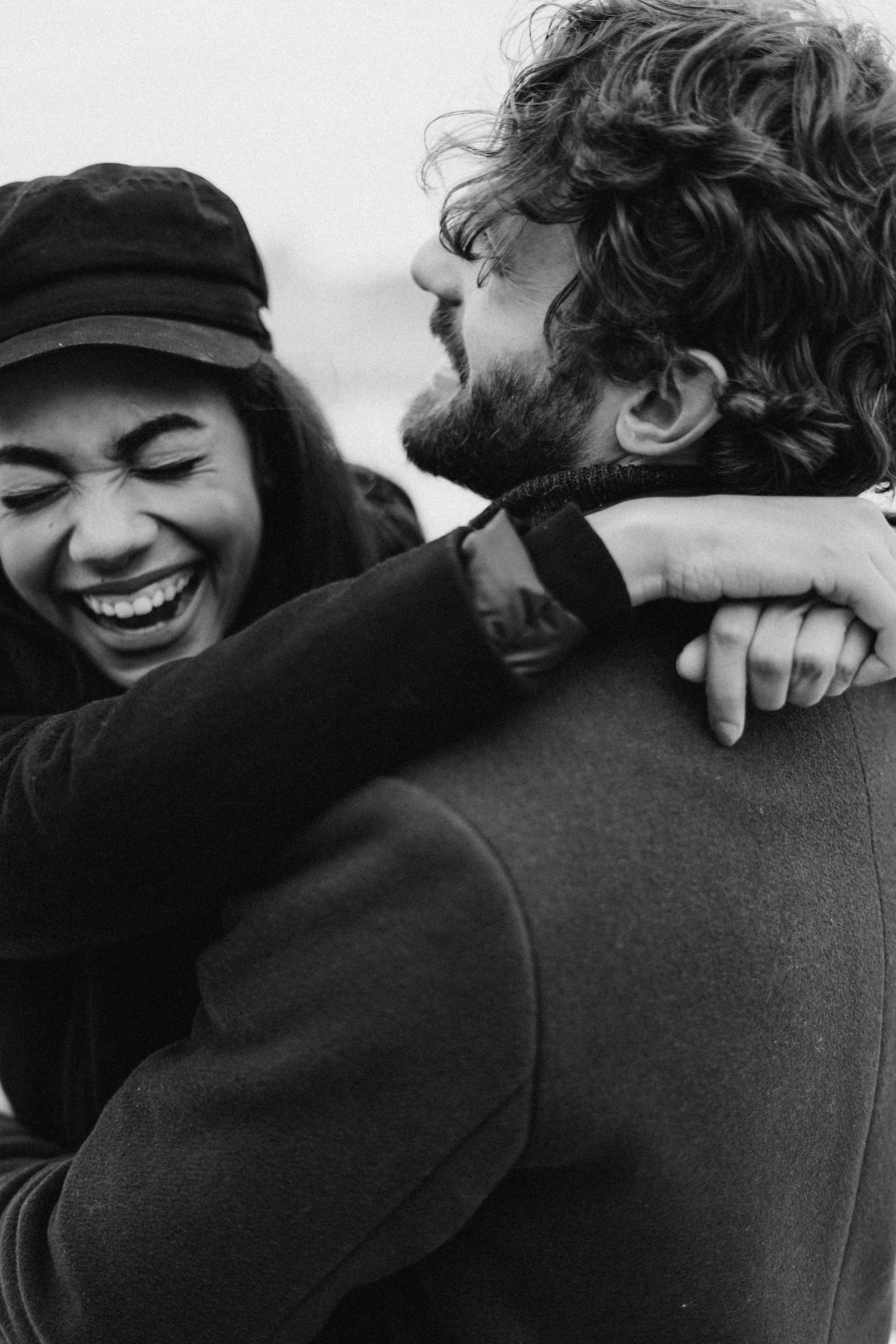 Una foto monocroma de una pareja riendo | Fuente: Pexels