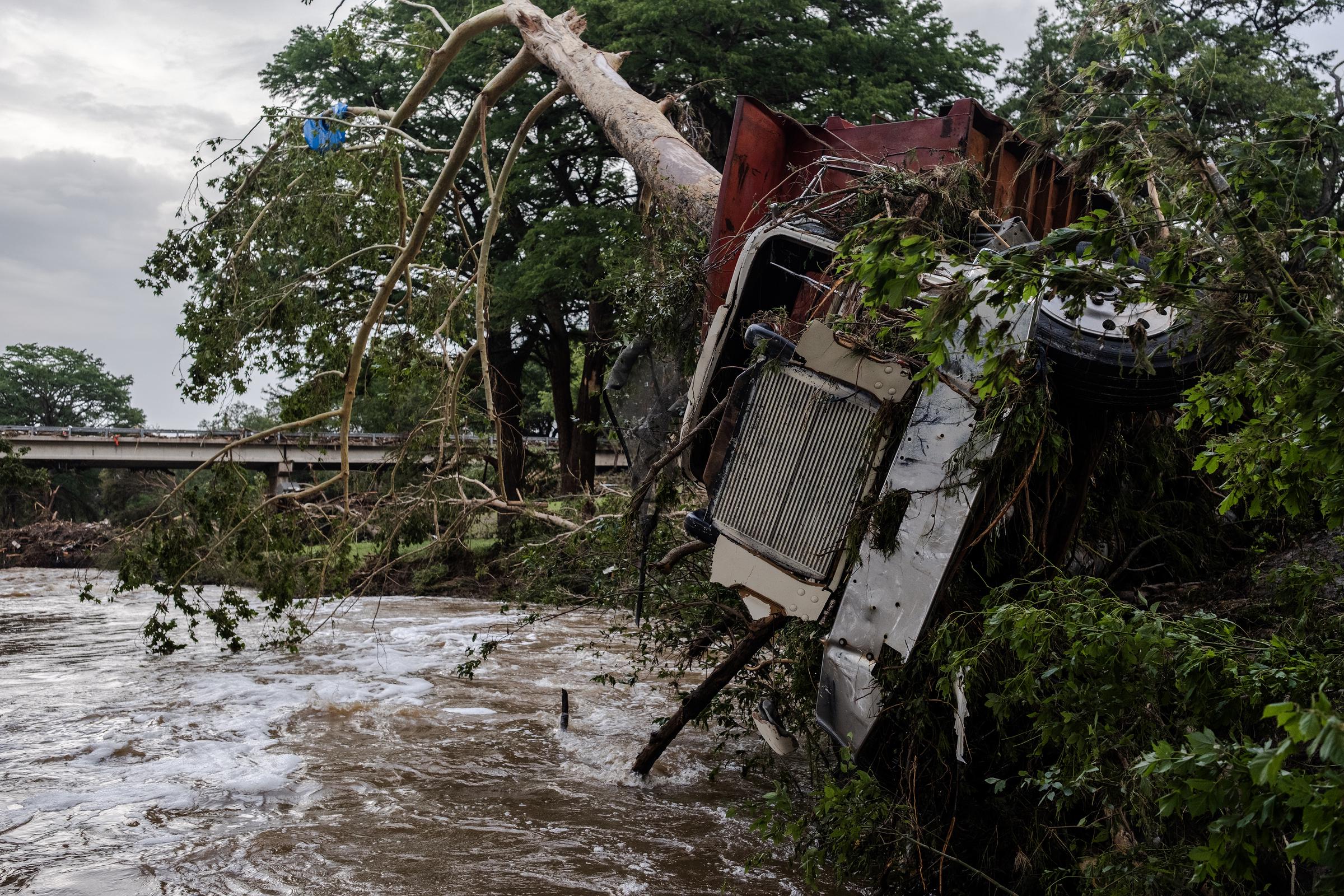 Un gran camión se empotra contra un árbol tras una inundación repentina en la orilla del río Guadalupe el 5 de julio de 2025 en Center Point, Texas. | Fuente: Getty Images