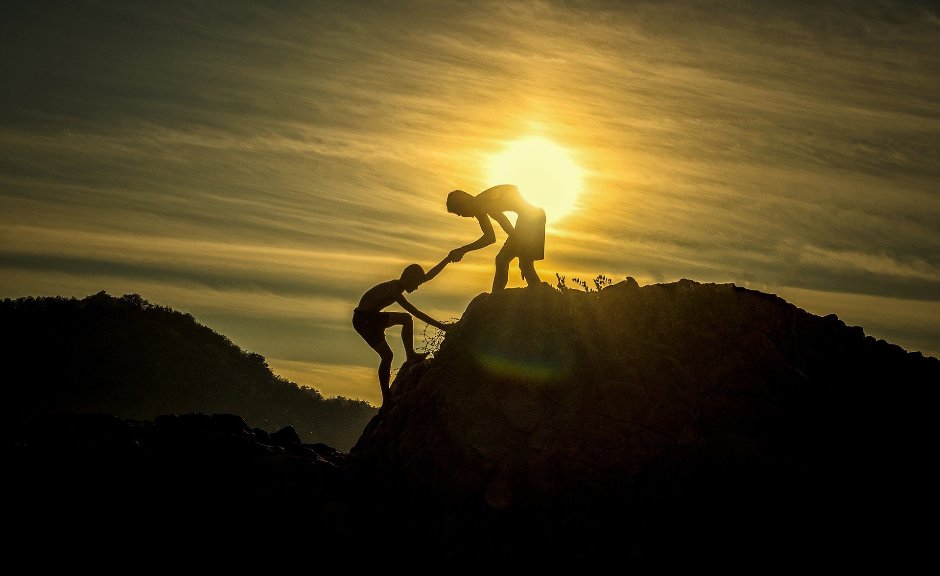 Persona tienda una mano para ayudar a otra. Fuente: Pixabay