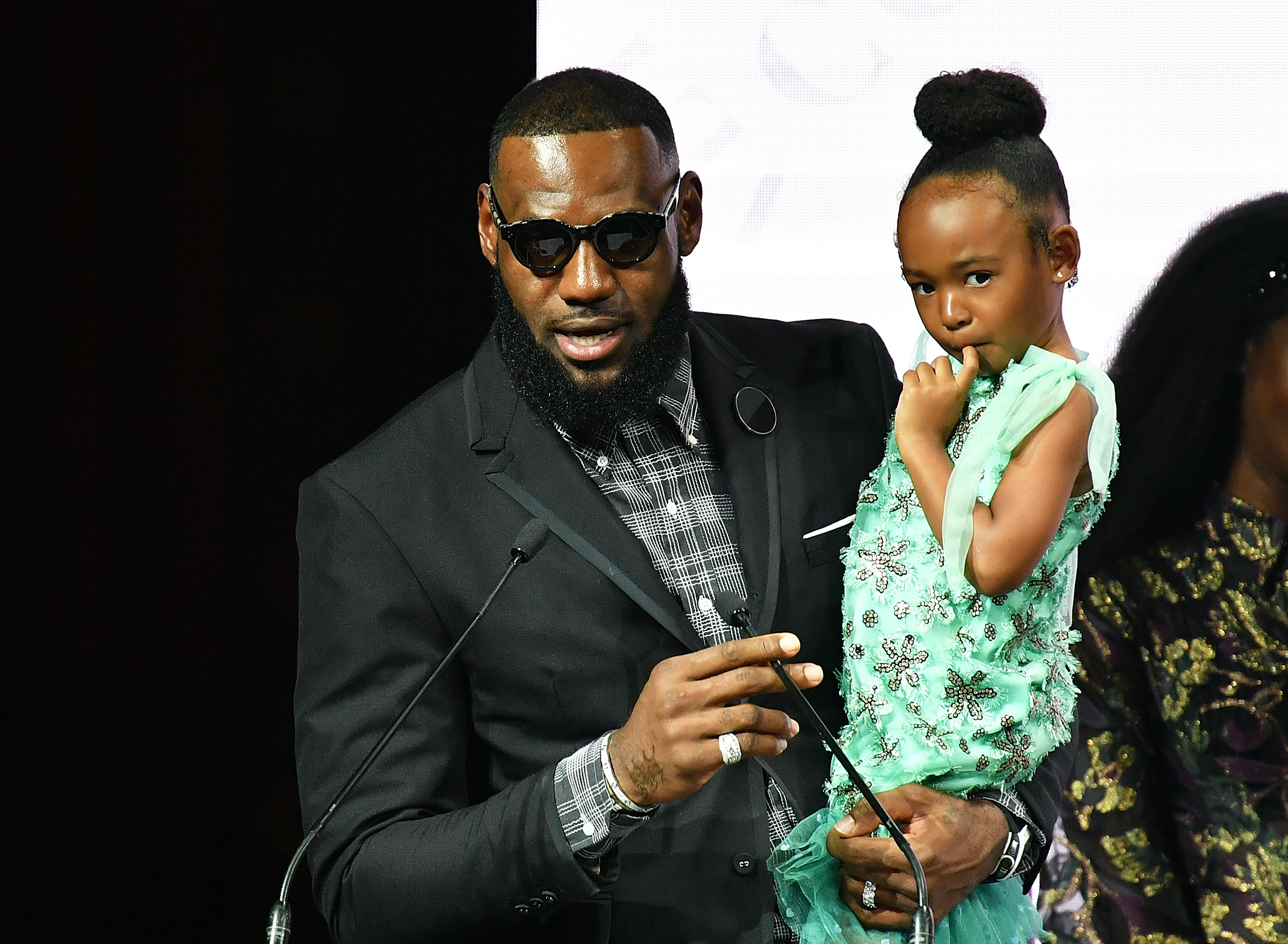 LeBron James, galardonado con el Premio Icono 360 y su hija Zhuri asisten a Harlem's Fashion Row durante la Semana de la Moda de Nueva York en Capitale el 4 de septiembre de 2018, en Nueva York | Foto: Getty Images