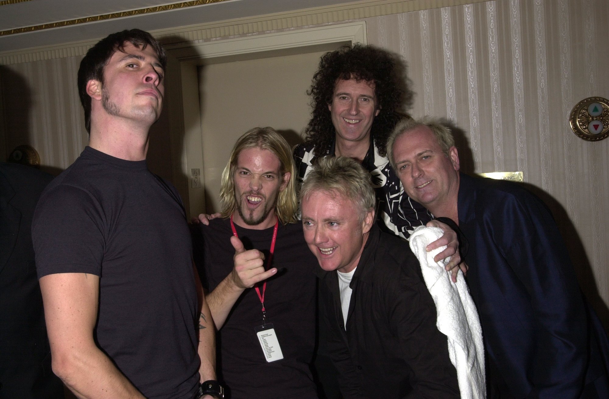 Brian May y Roger Taylor de Queen, con Dave Grohl, Taylor Hawkins y Nate Mendel de Foo Fighters en la 16ª Ceremonia Anual de Inducción al Salón de la Fama del Rock and Roll, en 2001. | Foto: Getty Images