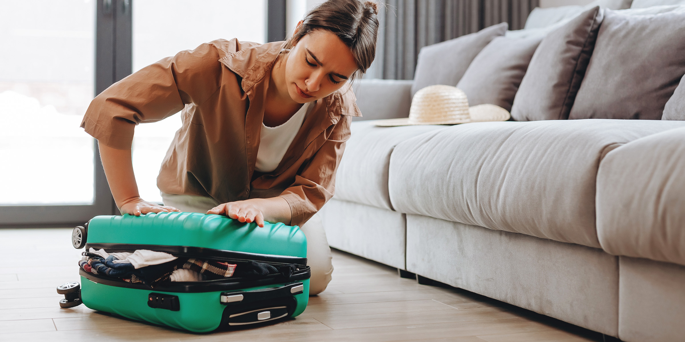 Una mujer haciendo la maleta | Fuente: Shutterstock