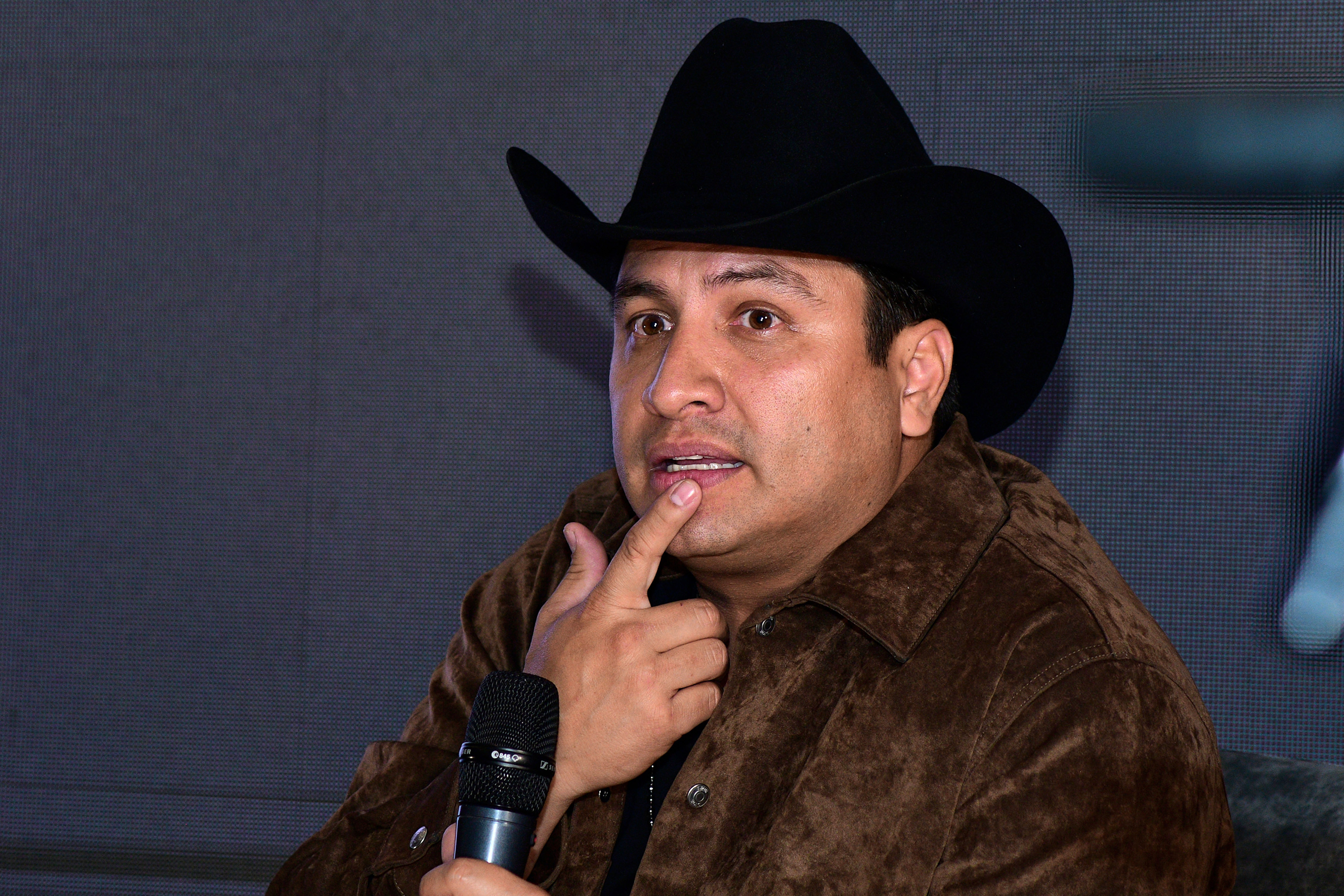 Julion Alvarez asiste durante una conferencia de prensa de la nueva producción "De Hoy En Adelante, Que Te Vaya Bien" en el Hotel Presidente Intercontinental el 24 de noviembre de 2022 en Ciudad de México, México. | Fuente: Getty Images