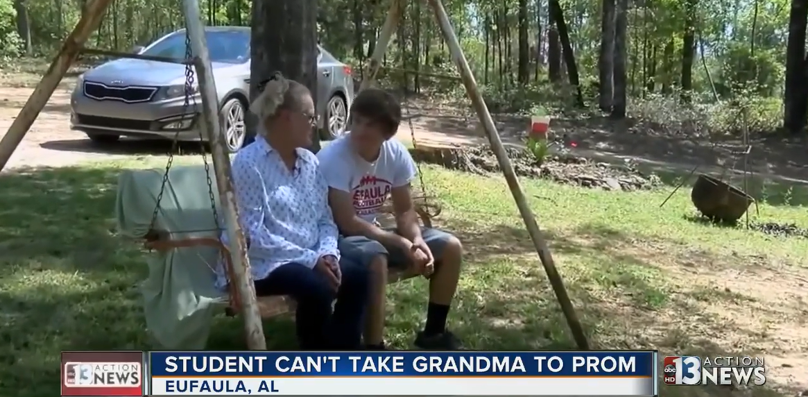 Bryce Maine contando que la Eufaula High School prohibió a su abuela, Catherine "Nanny" Maine, ser su cita para el baile de graduación el 30 de marzo de 2017 | Foto: Facebook/KTNV Canal 13 Las Vegas