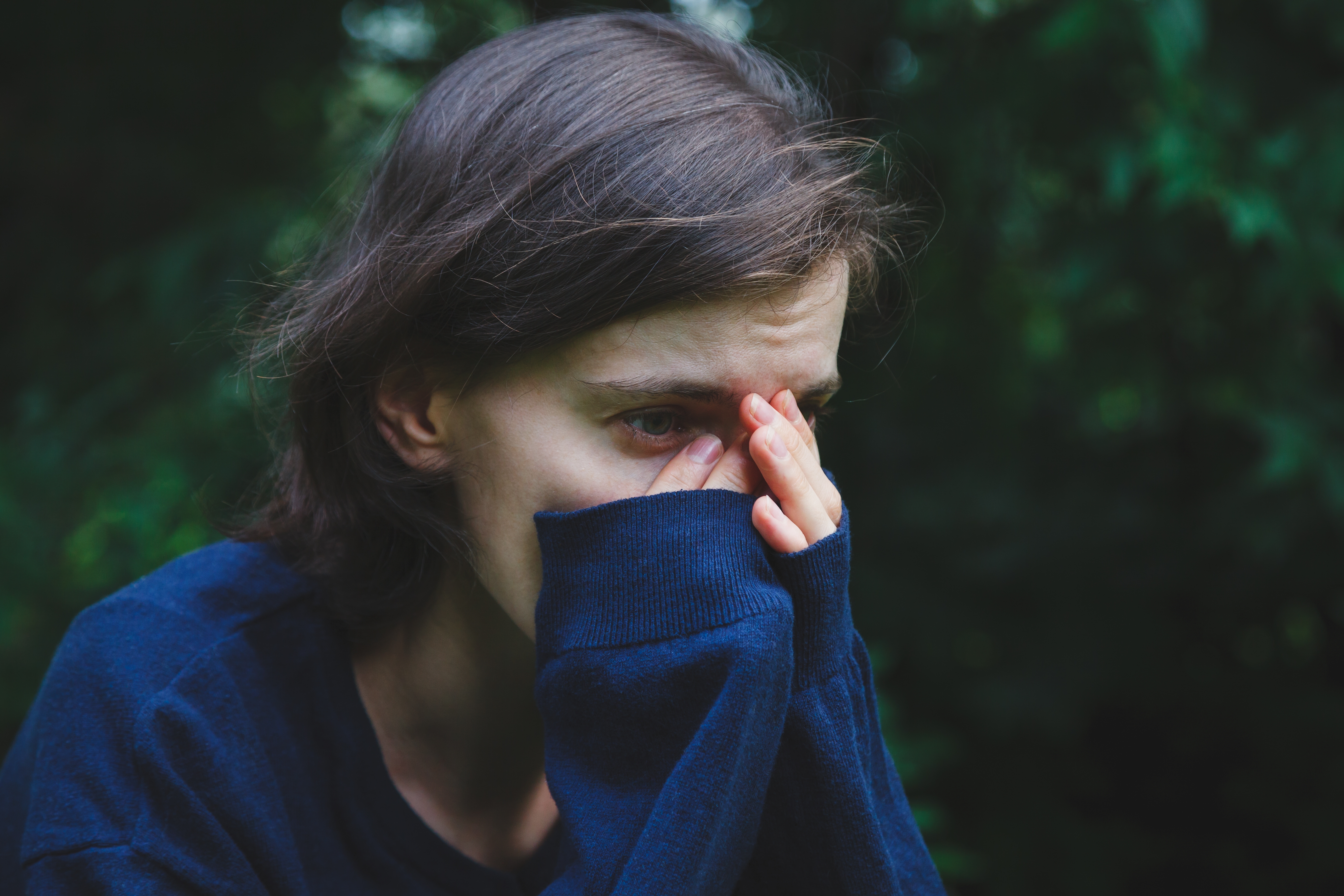 Una mujer con cara de disgusto cubriéndose la cara con las manos | Foto: Shutterstock