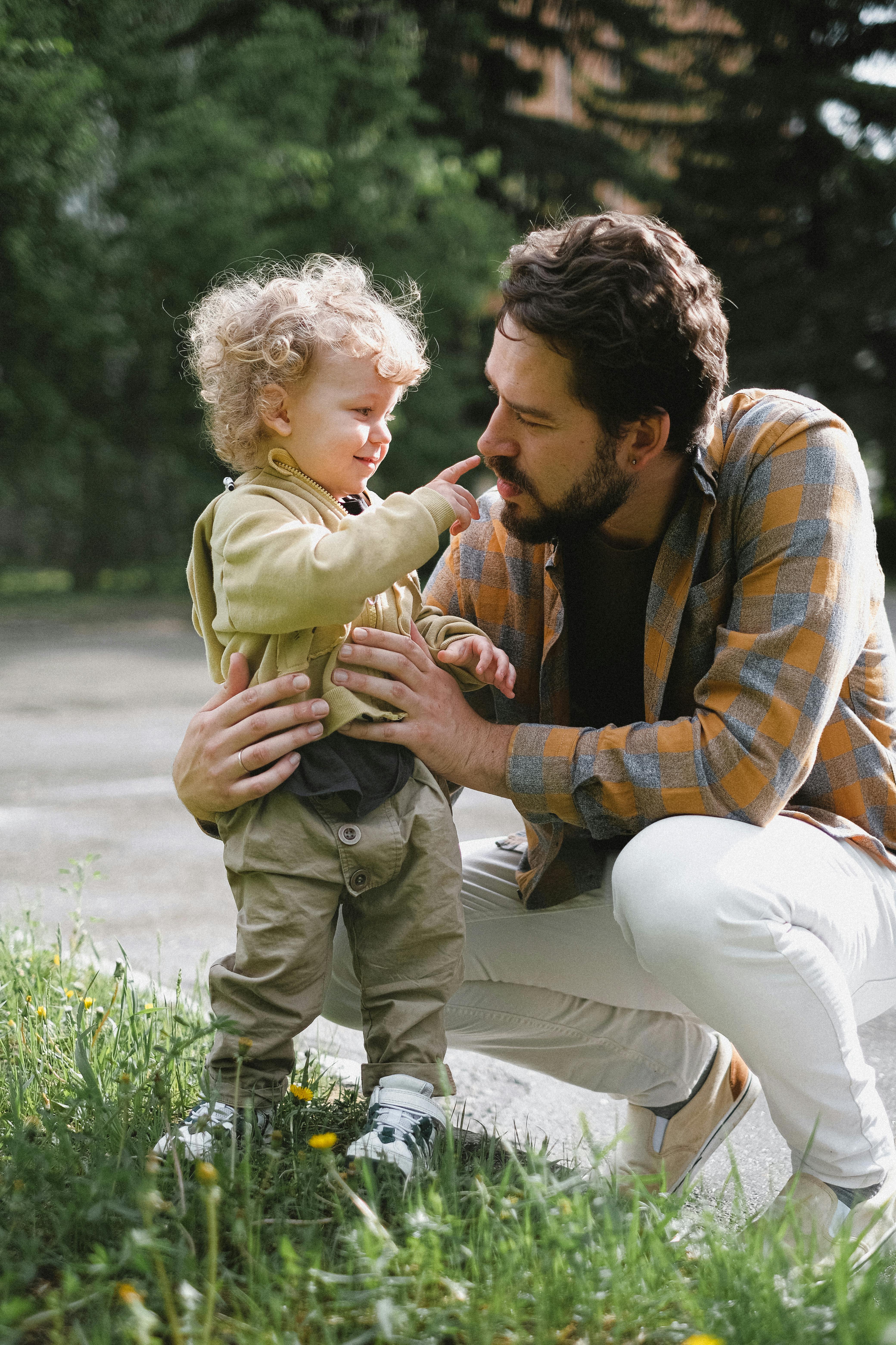 Un hombre creando lazos afectivos con su hijo | Fuente: Pexels