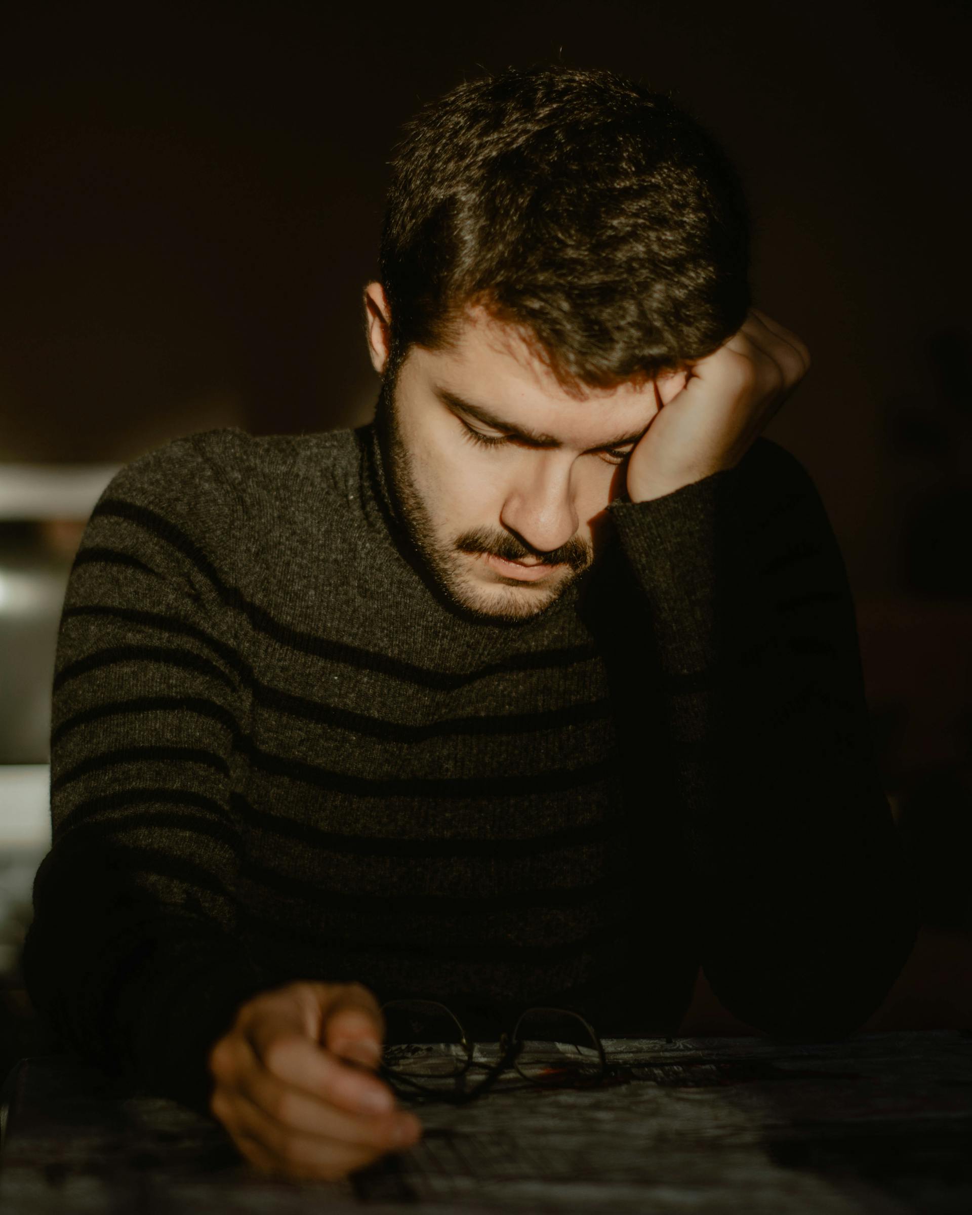 Un hombre sombrío | Fuente: Pexels