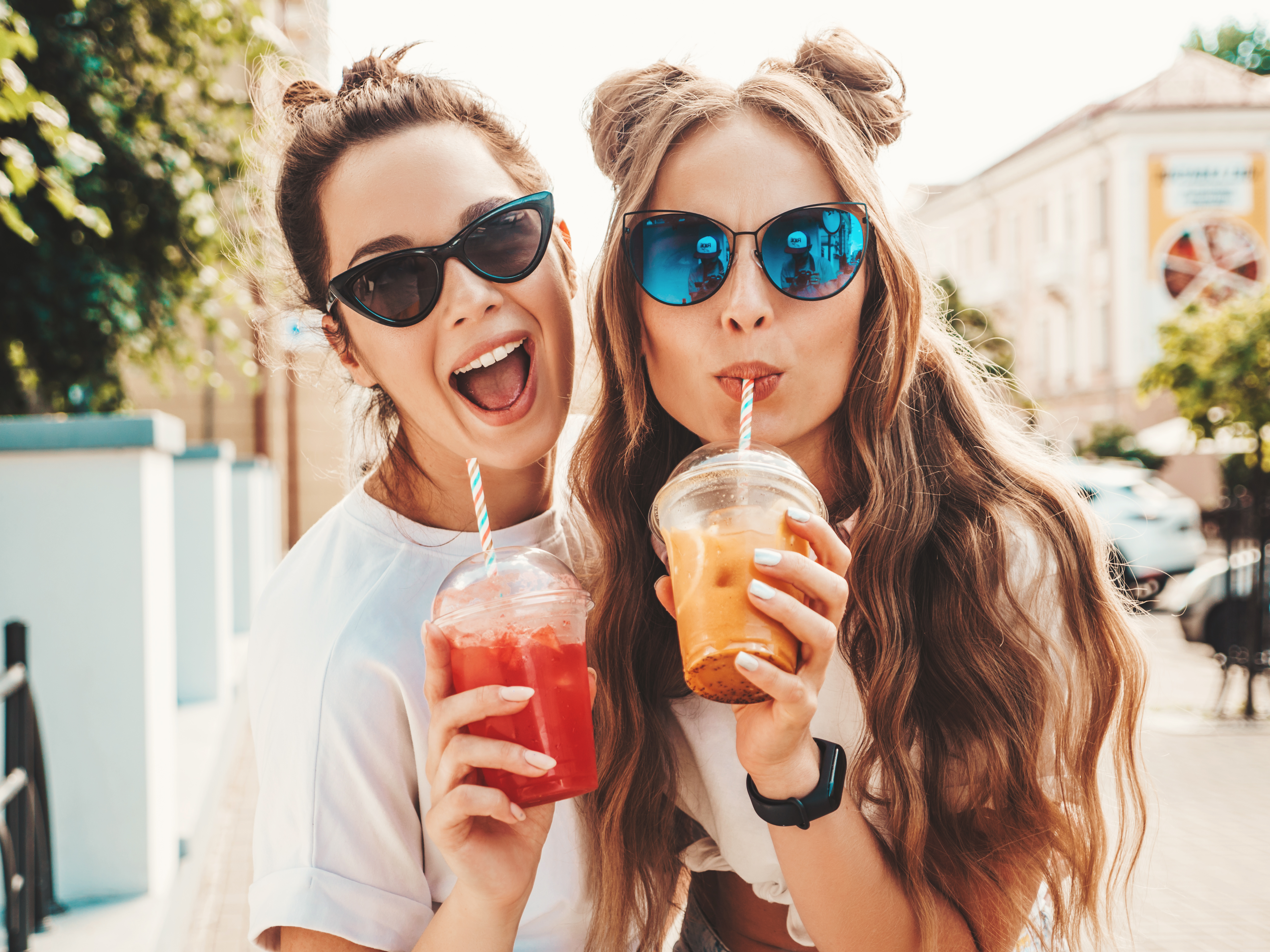 Amigas disfrutando de batidos | Foto: Shutterstock