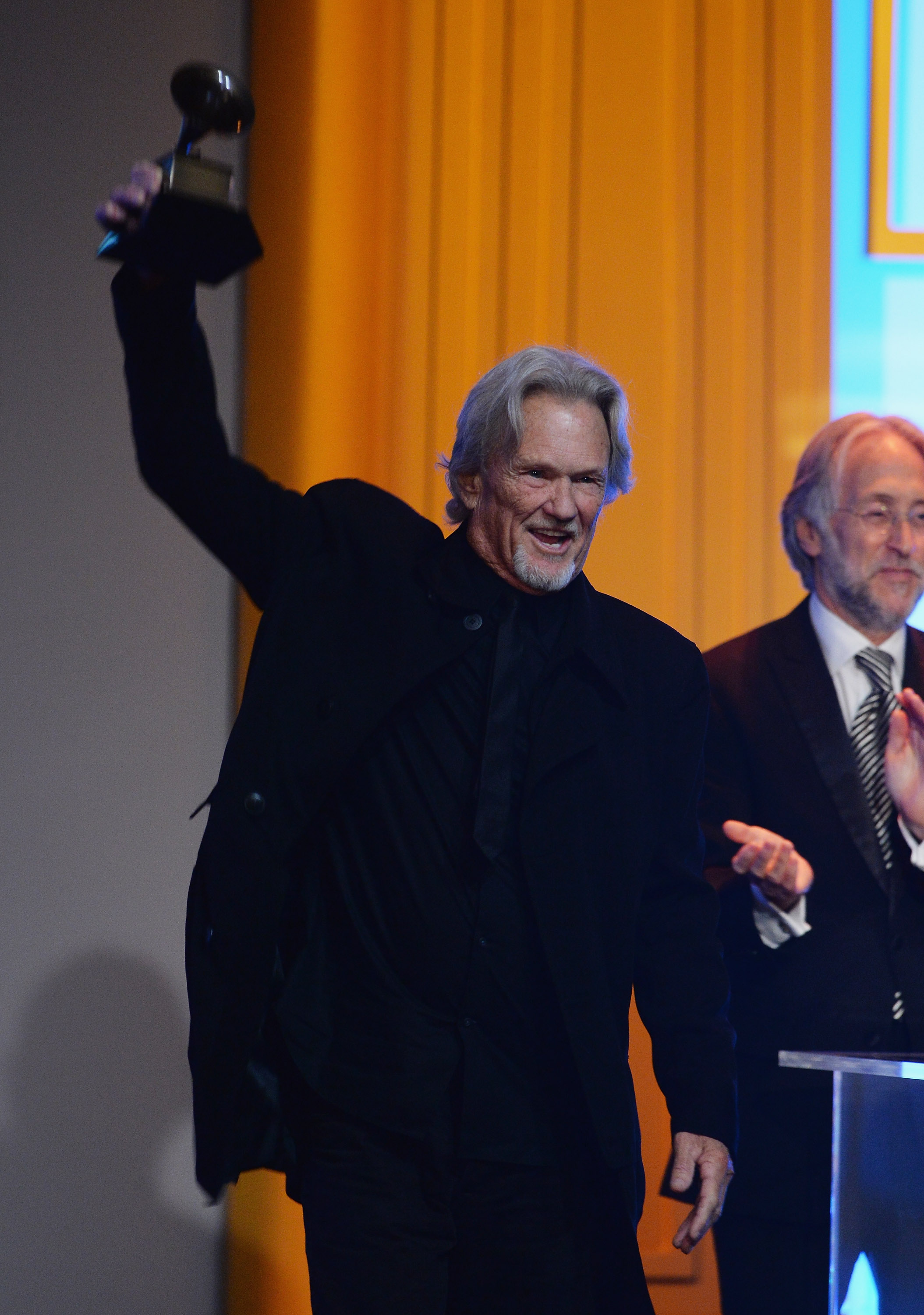 Kris Kristofferson acepta el Premio a la Trayectoria en la Ceremonia de los Premios Especiales al Mérito en Los Ángeles, California, el 25 de enero de 2014 | Fuente: Getty Images