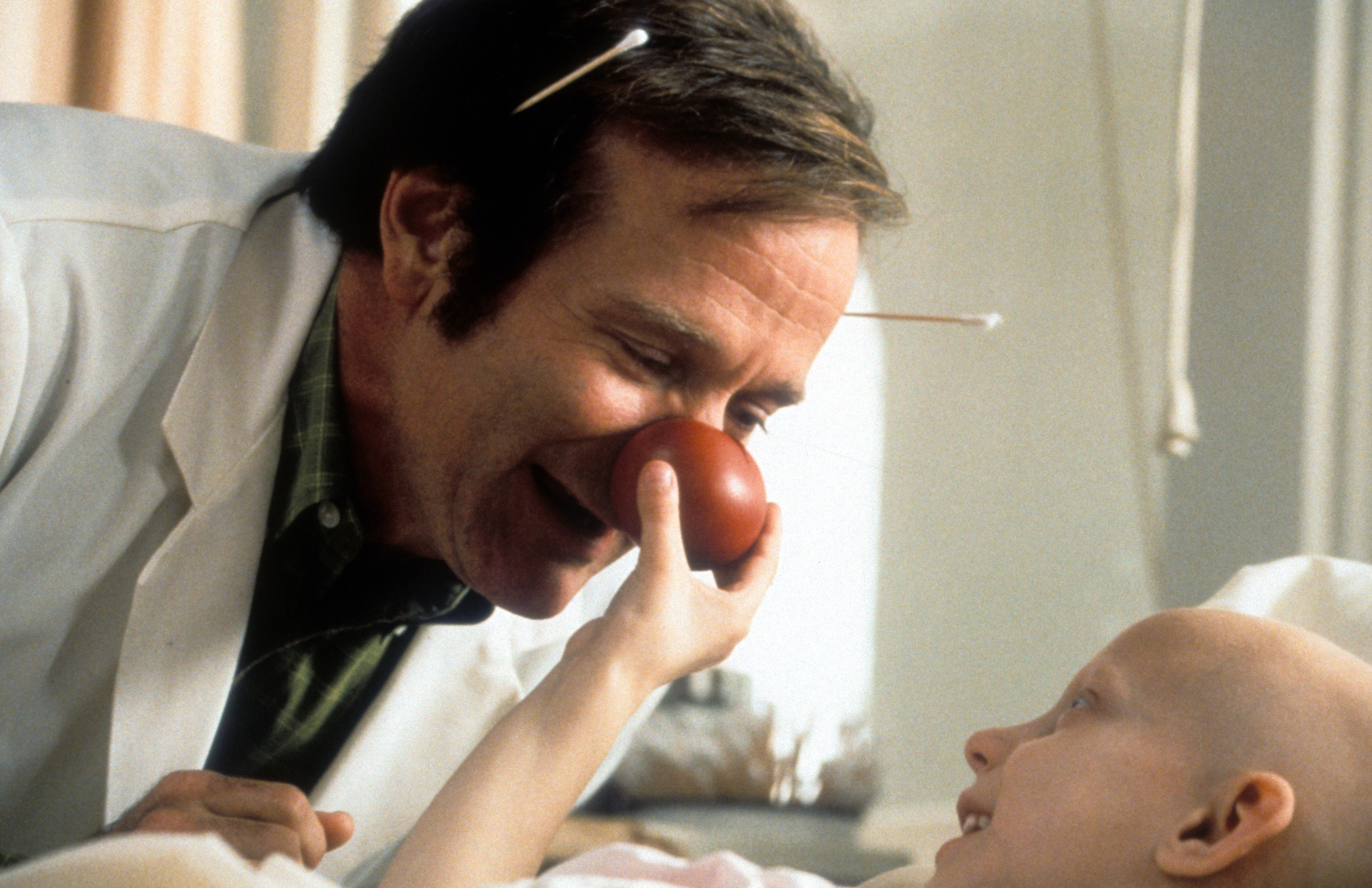 Robin Williams rodando una escena de "Patch Adams", hacia 1998. | Fuente: Getty Images