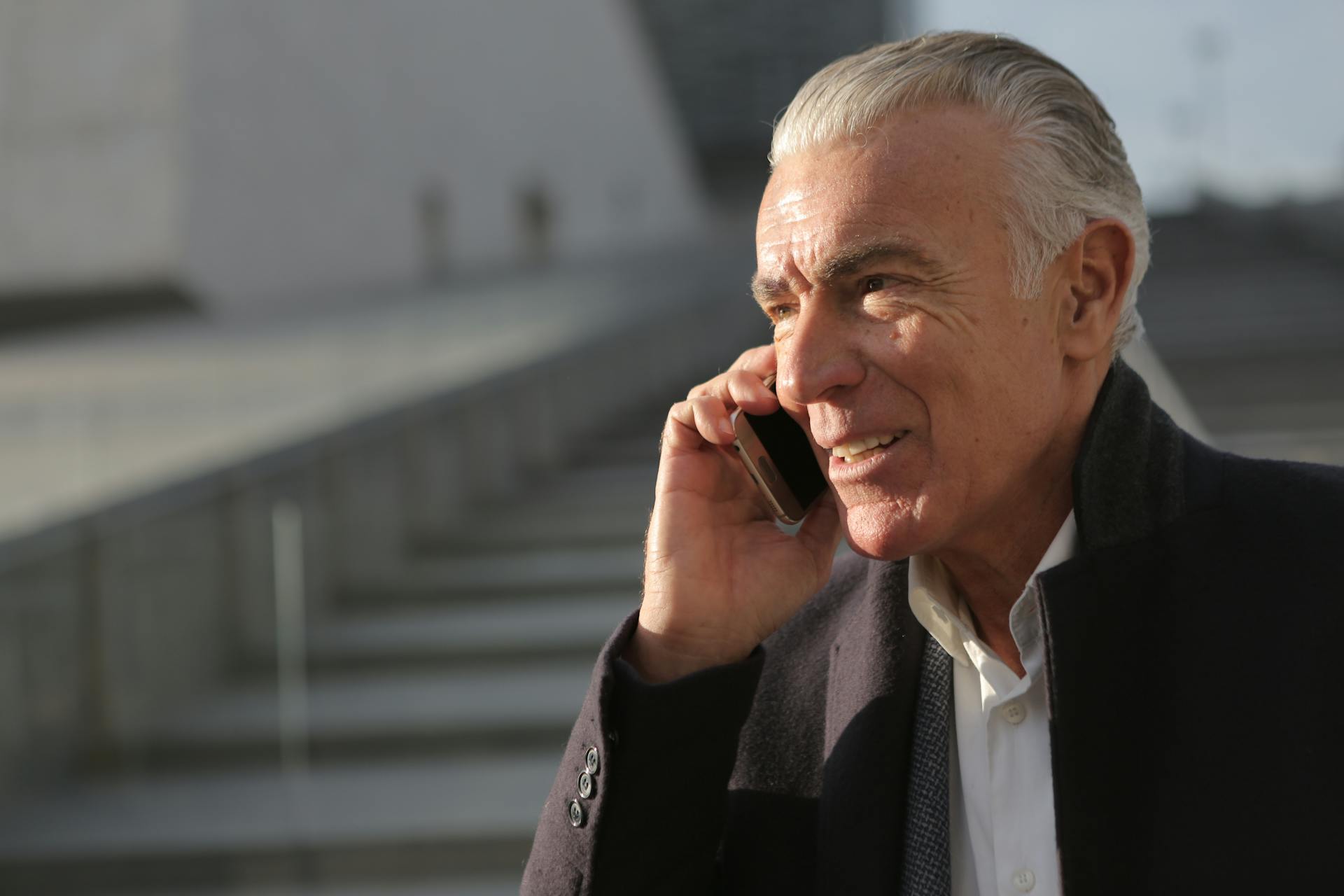 Un hombre mayor hablando por teléfono | Fuente: Pexels