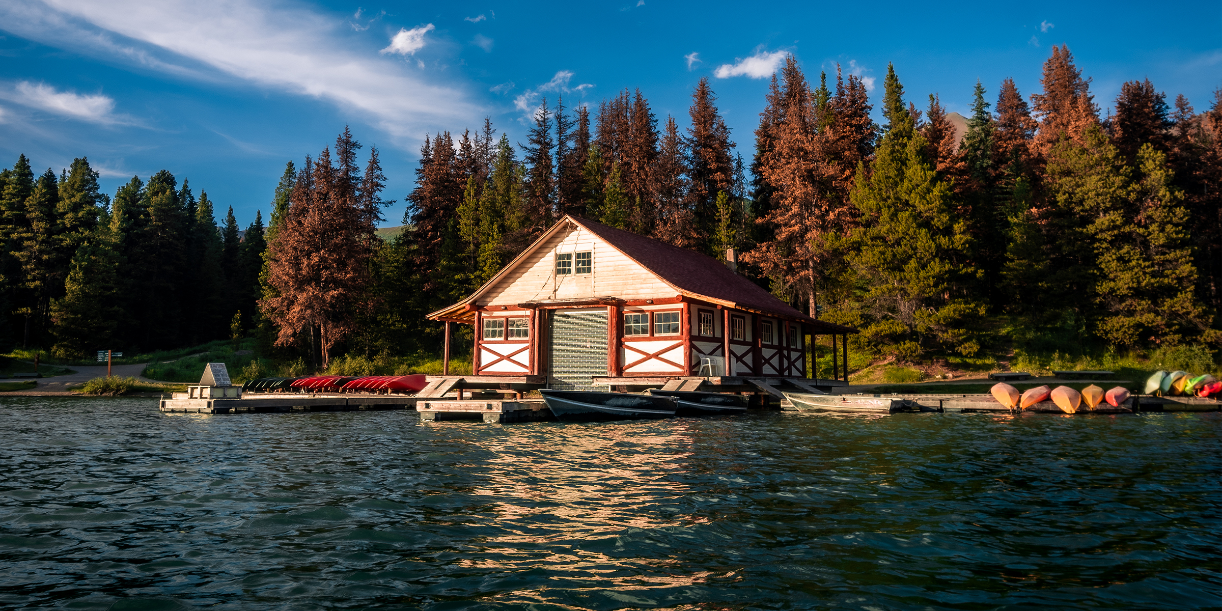 Una impresionante casa en el lago | Fuente: Shutterstock