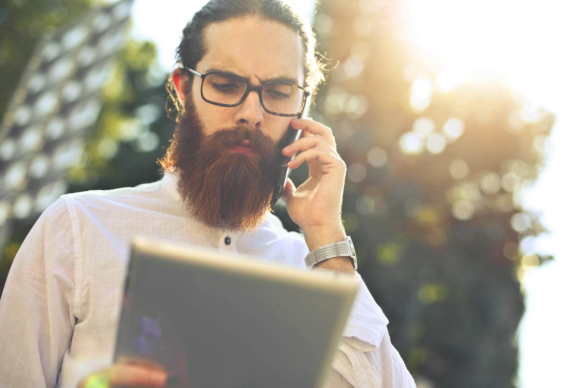 Un hombre atendiendo una llamada | Fuente: Pexels