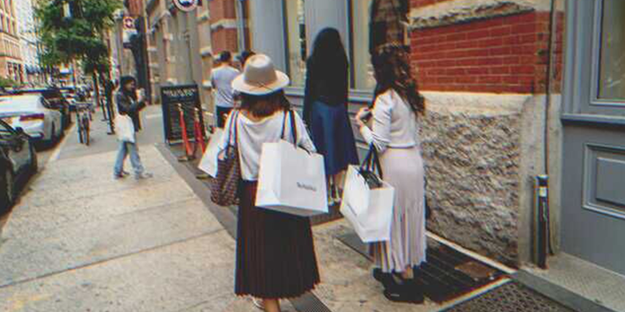Mujeres cargan bosas de tiendas | Foto: Shutterstock