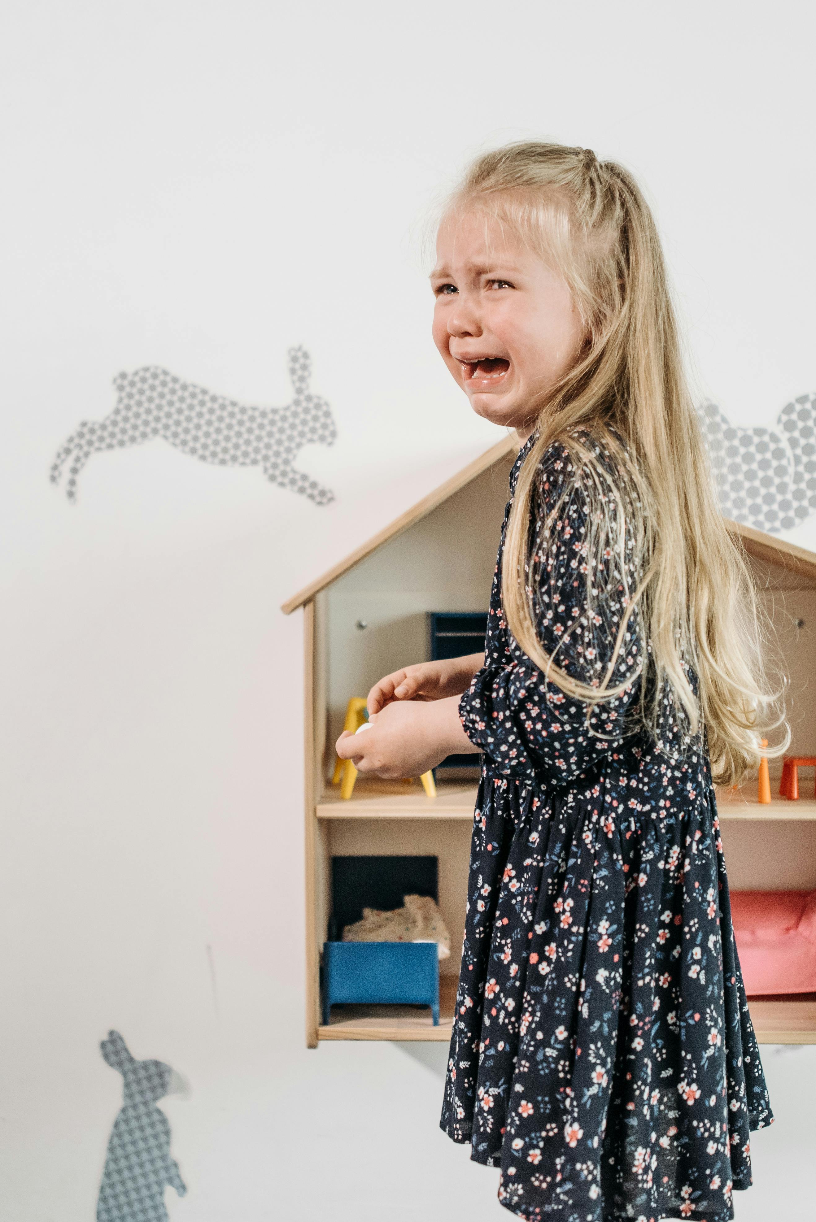 Una niña llorando en su habitación | Fuente: Pexels