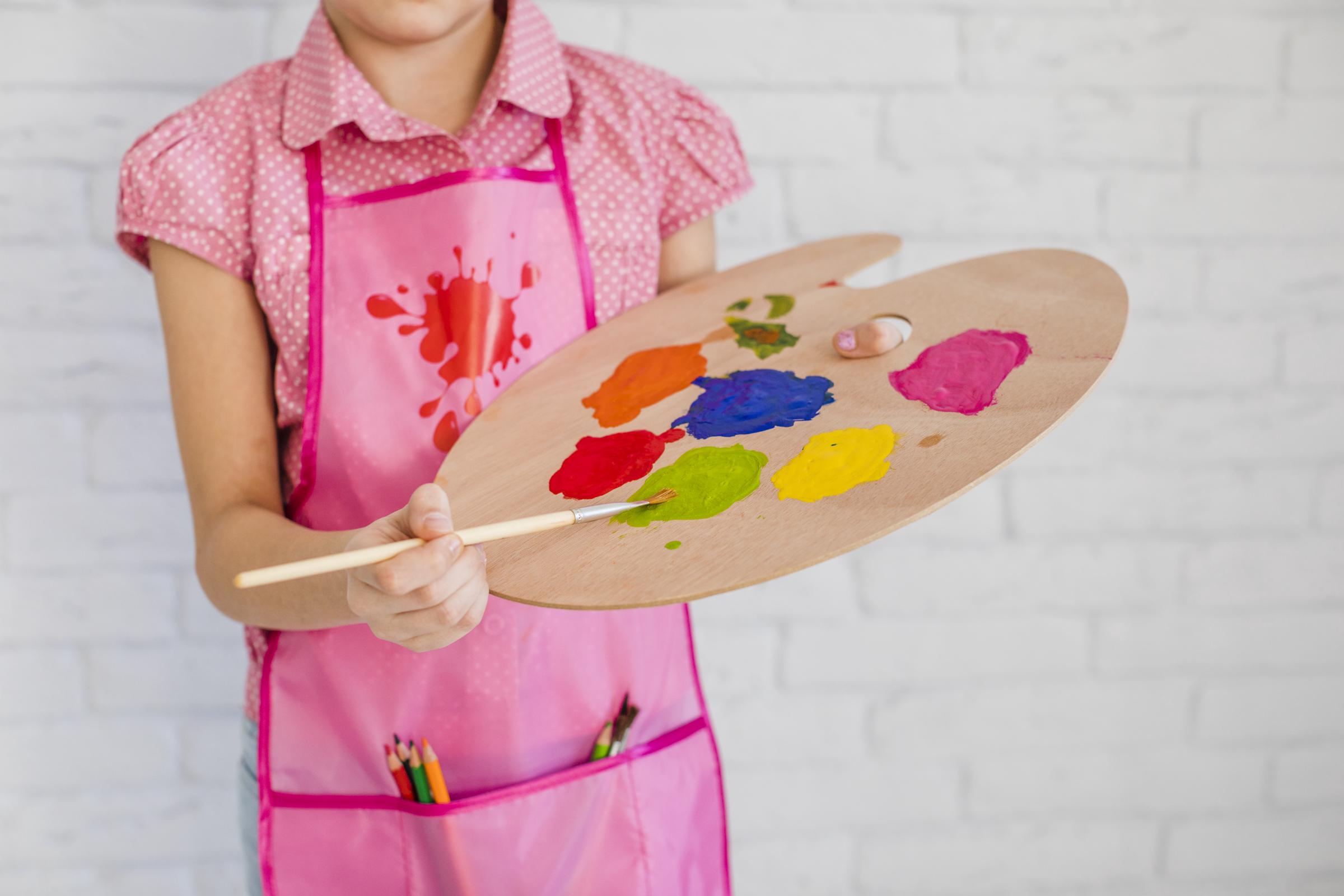 Un niño sujetando una paleta de colores | Fuente: Freepik