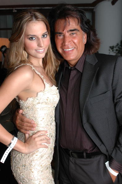 El cantante El Puma y su hija, la actriz Génesis Rodríguez, asistieron a una fiesta de Año Nuevo en el Hotel Delano el 1 de enero de 2005 en Miami Beach, Florida | Fuente: Getty Images