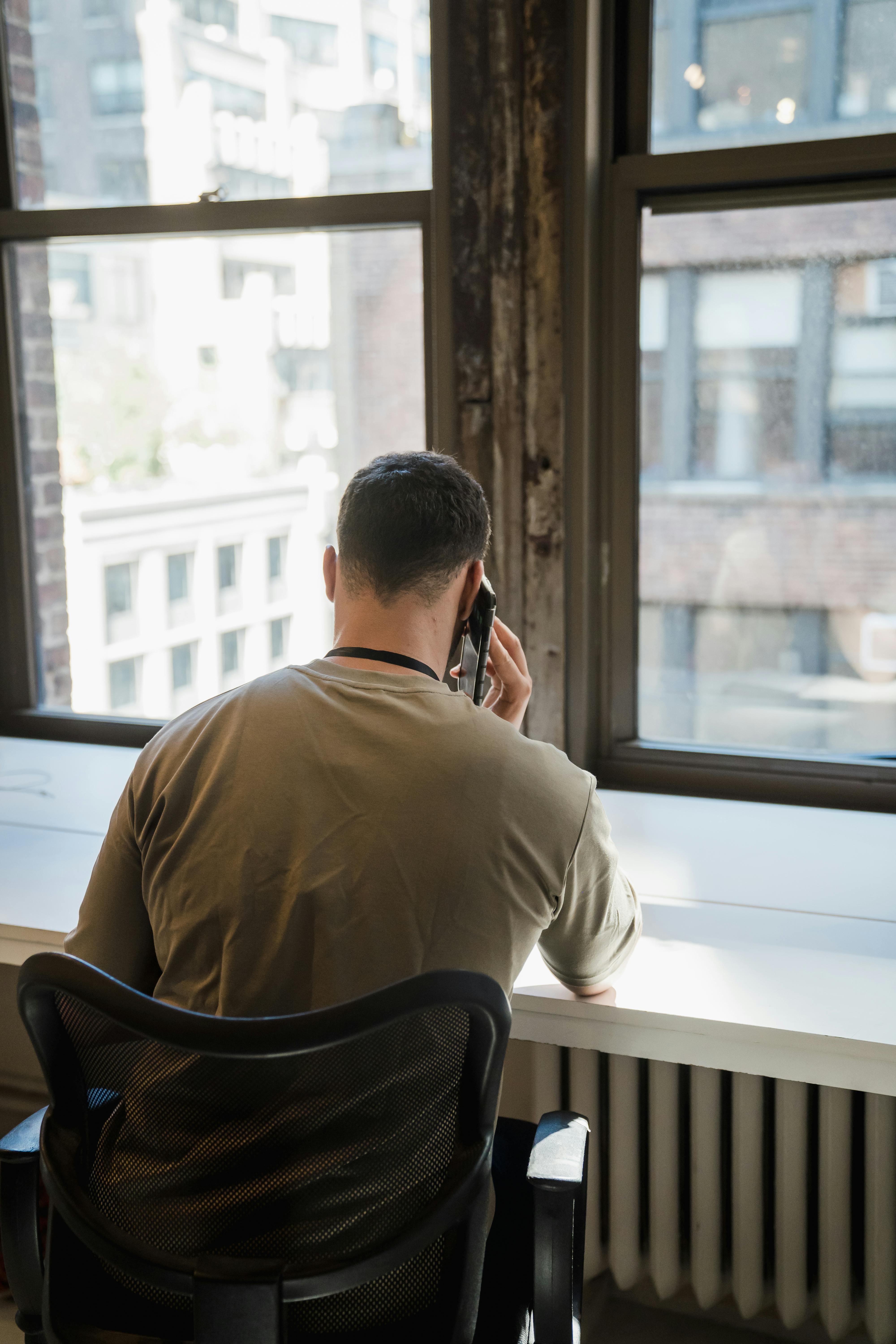 Un hombre hablando por teléfono en su oficina | Fuente: Pexels