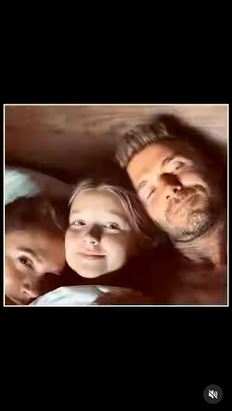 Victoria, Harper y David Beckham posando para un pitcure, publicado el 10 de julio de 2024 | Fuente: Instagram/victoriabeckham