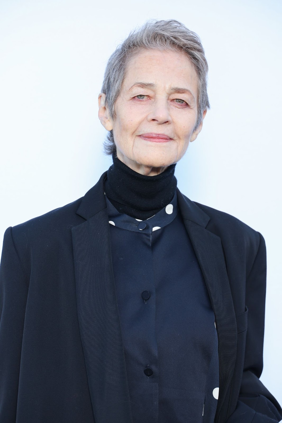 Charlotte Rampling en el desfile Stella McCartney Womenswear Otoño/Invierno 2024-2025 durante la Semana de la Moda de París el 4 de marzo de 2024, en Francia | Fuente: Getty Images