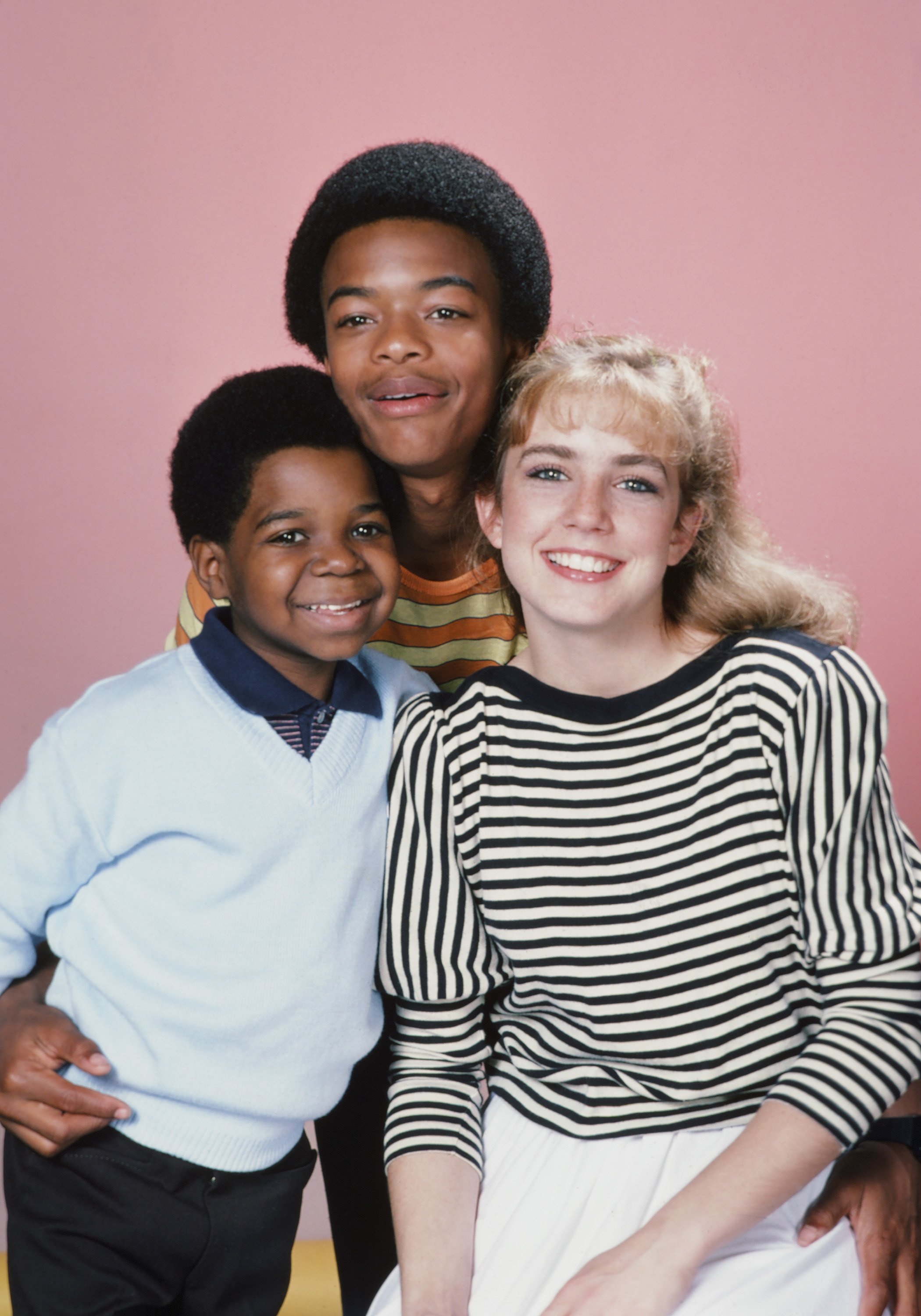 Gary Coleman como Arnold Jackson, Todd Bridges como Willis Jackson y Dana Plato como Kimberly Drummond durante la temporada 5 de "Blanco y Negro". I Foto: Getty Images