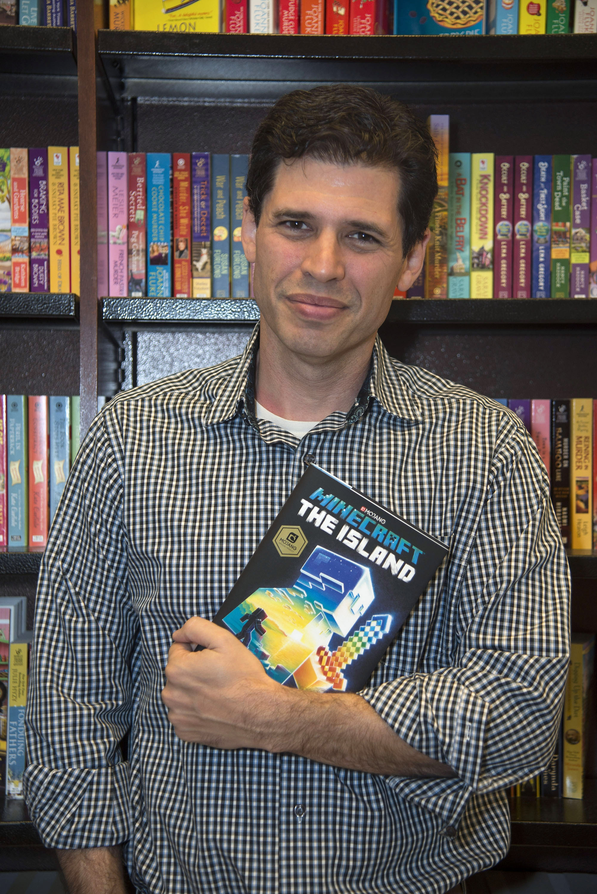 Max Brooks en la firma de uno de sus libros en Barnes &amp; Noble el 29 de julio de 2017 | Fuente: Getty Images