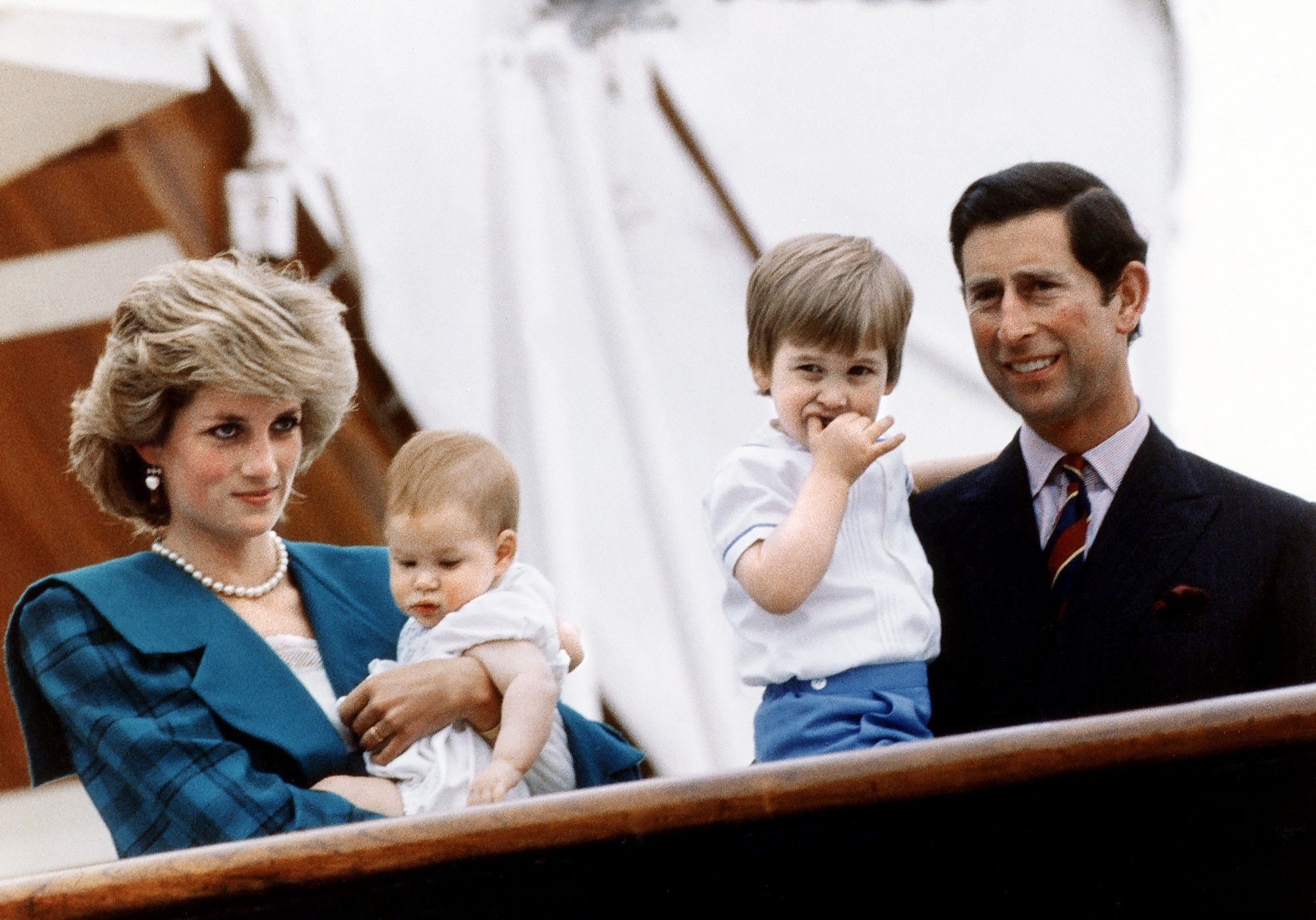 La princesa Diana, el príncipe Harry, el príncipe William y el príncipe Charles a bordo del yate real Britannia el 6 de mayo de 1985 en Venecia, Italia | Foto: Getty Images