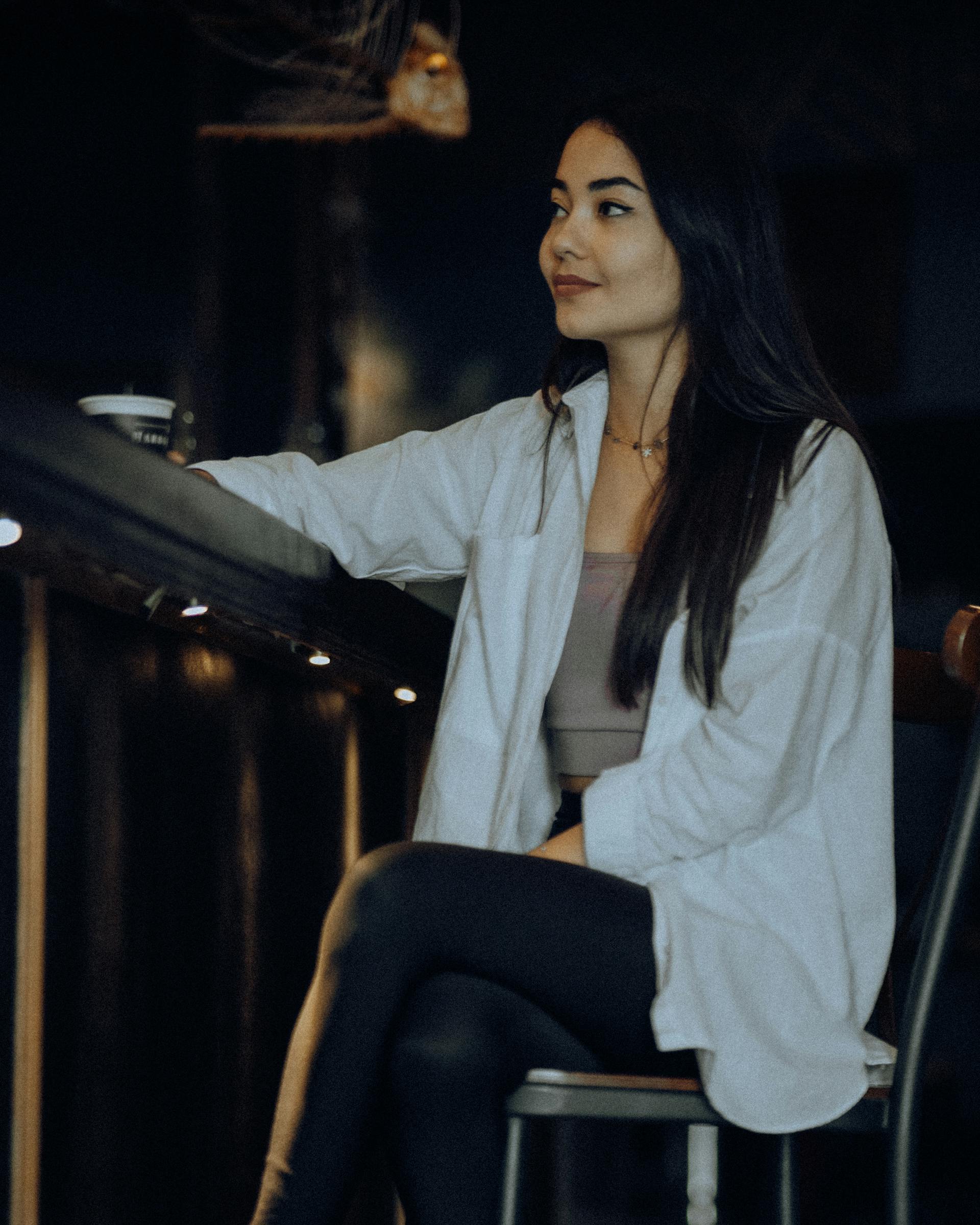 Una mujer sentada en un bar | Foto: Pexels