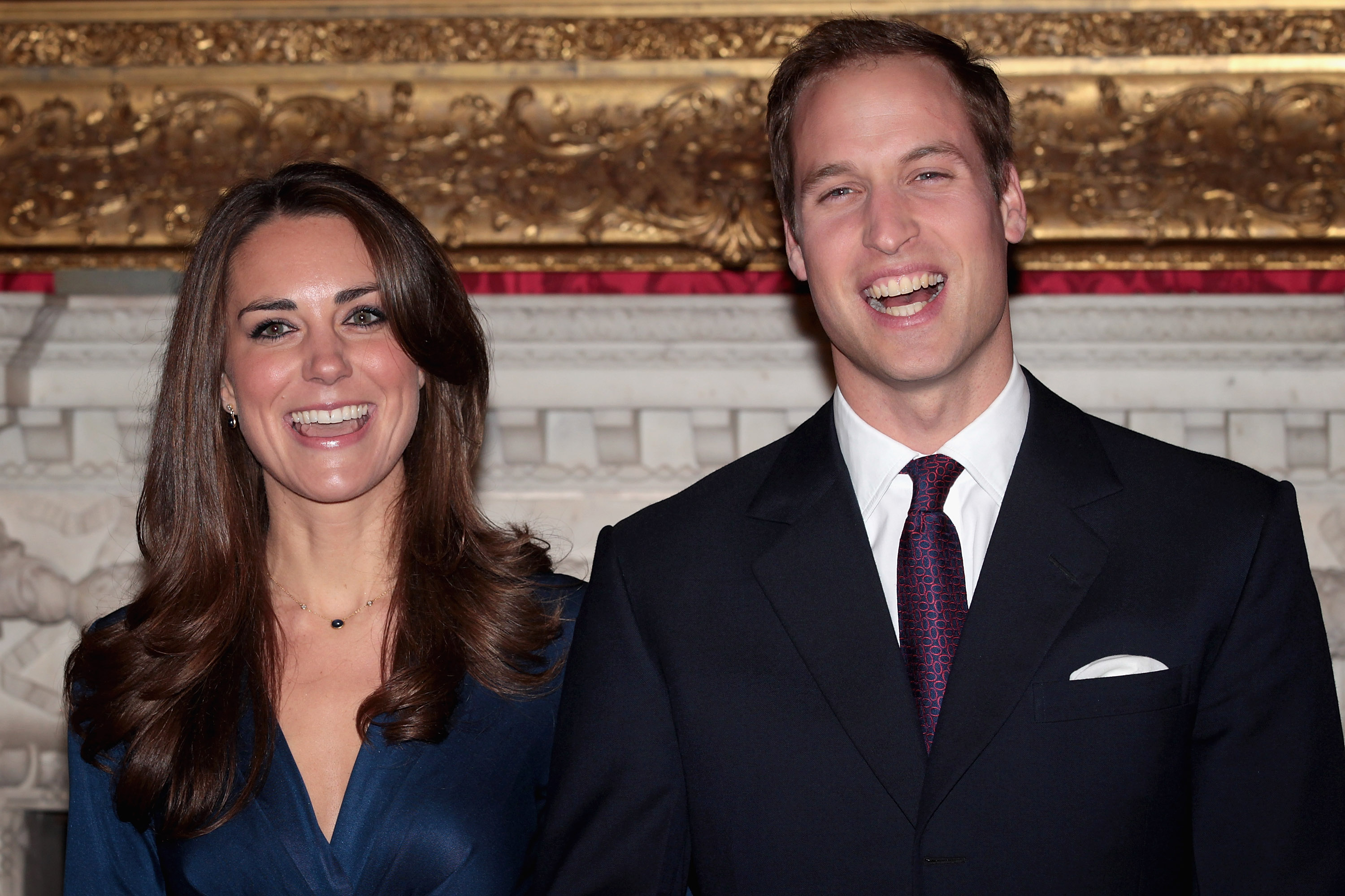 El príncipe William y Kate Middleton posan para unas fotografías el 16 de noviembre de 2010, en Londres, Inglaterra. | Fuente: Getty Images