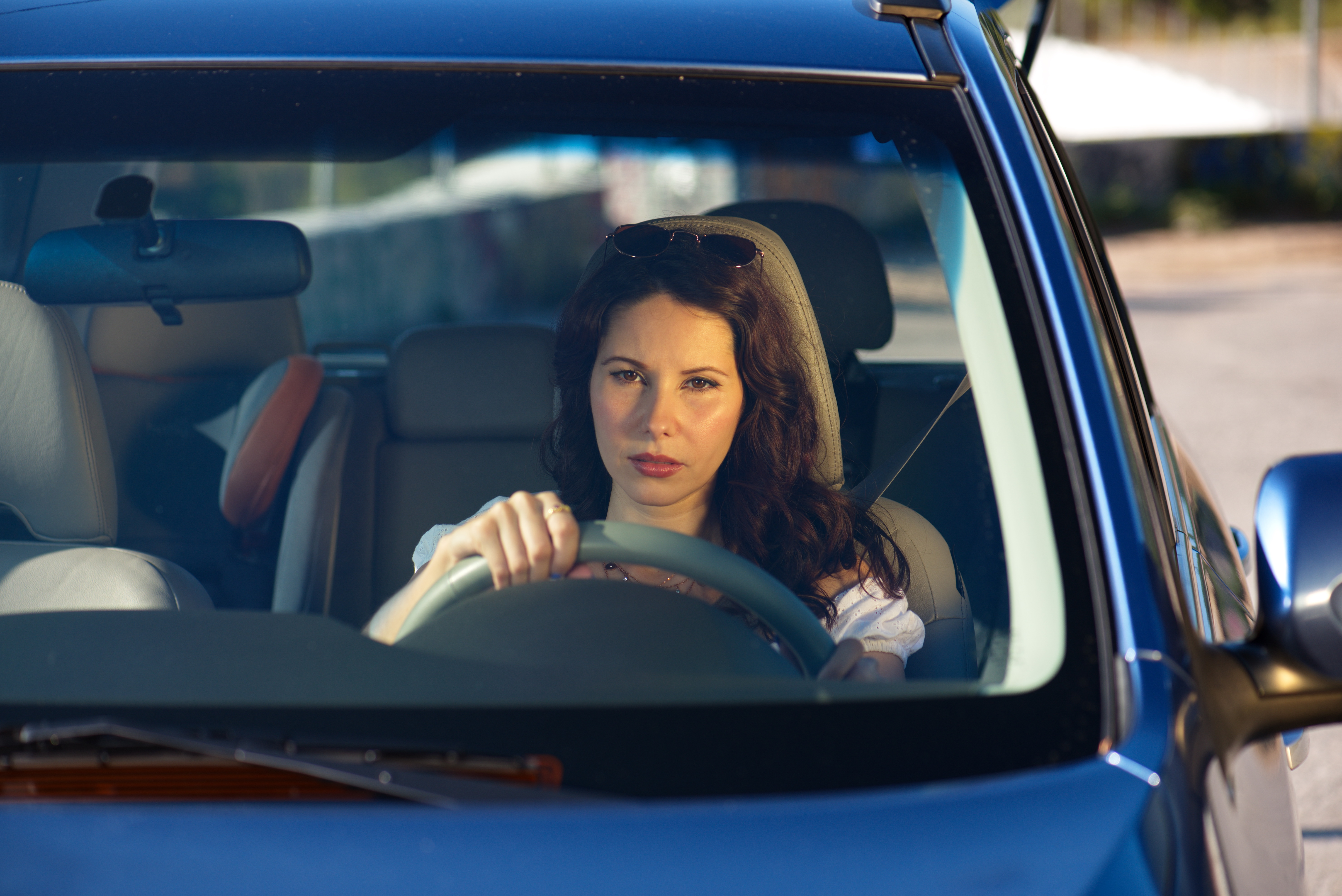Mujer joven en automóvil | Fuente: Getty Images