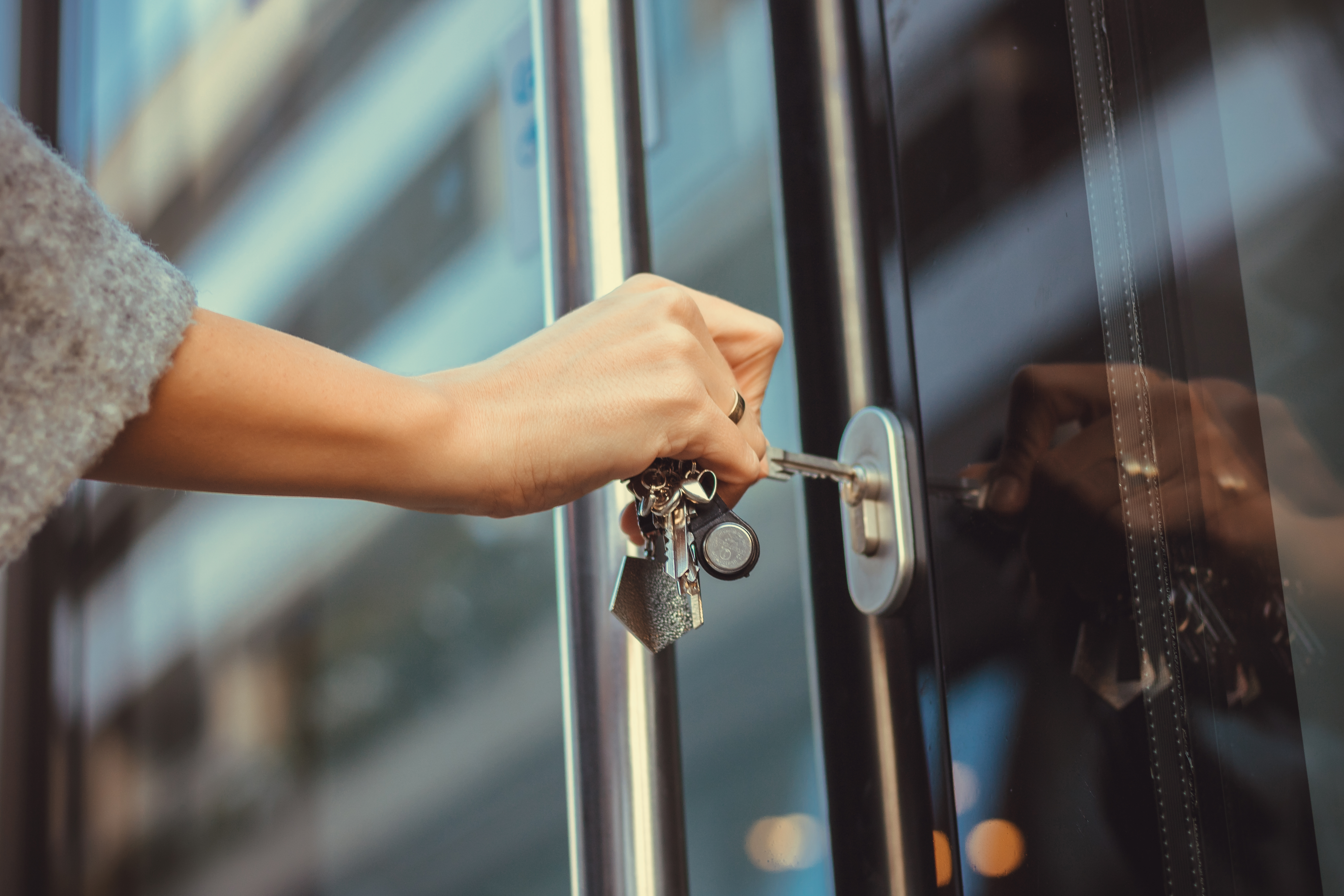 Persona abriendo una puerta | Foto: Shutterstock