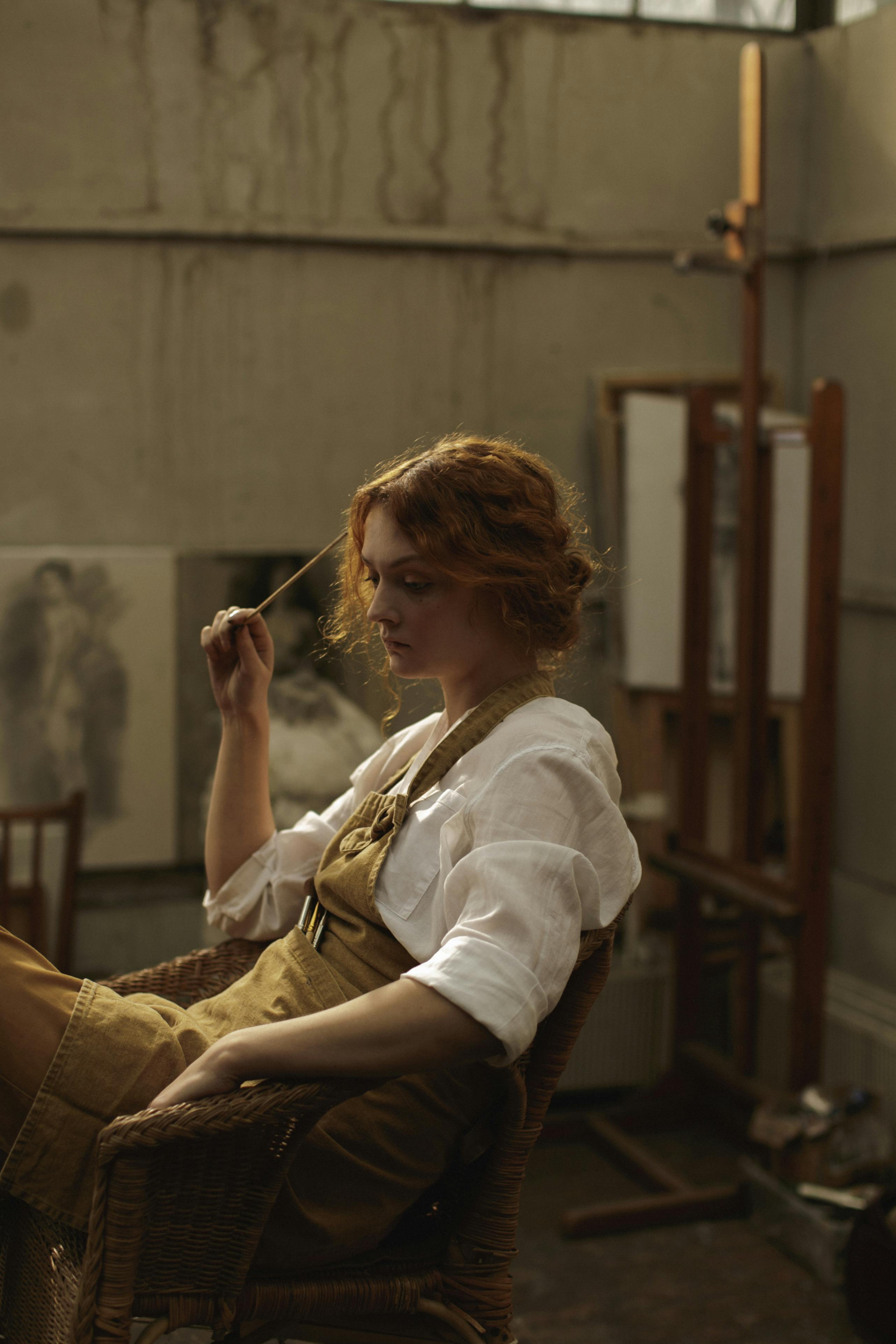 Una mujer triste sentada en una silla | Fuente: Pexels