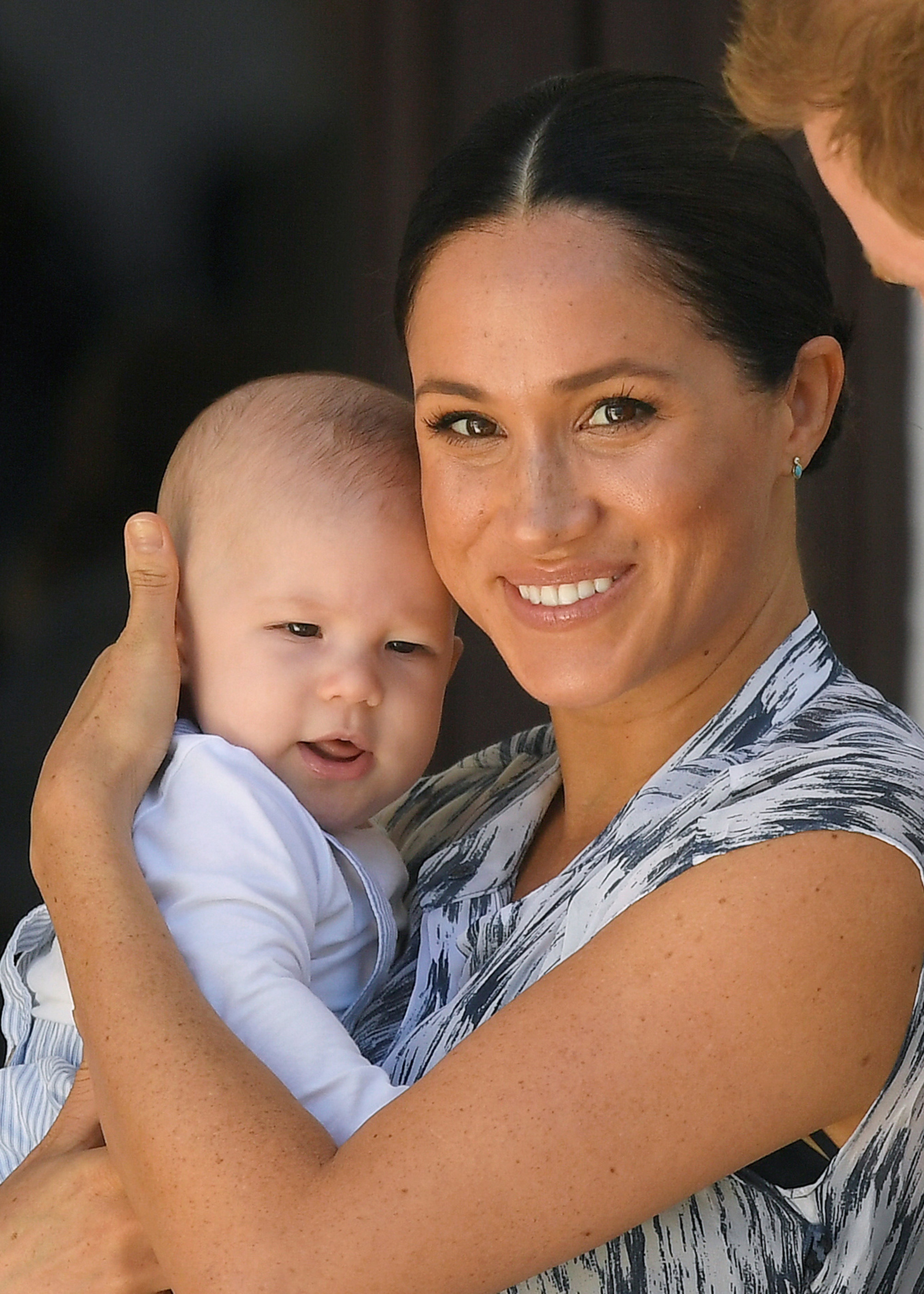 Meghan Markle y el bebé Archie Mountbatten-Windsor durante una visita en Ciudad del Cabo, Sudáfrica, el 25 de septiembre de 2019. | Foto: Getty Images
