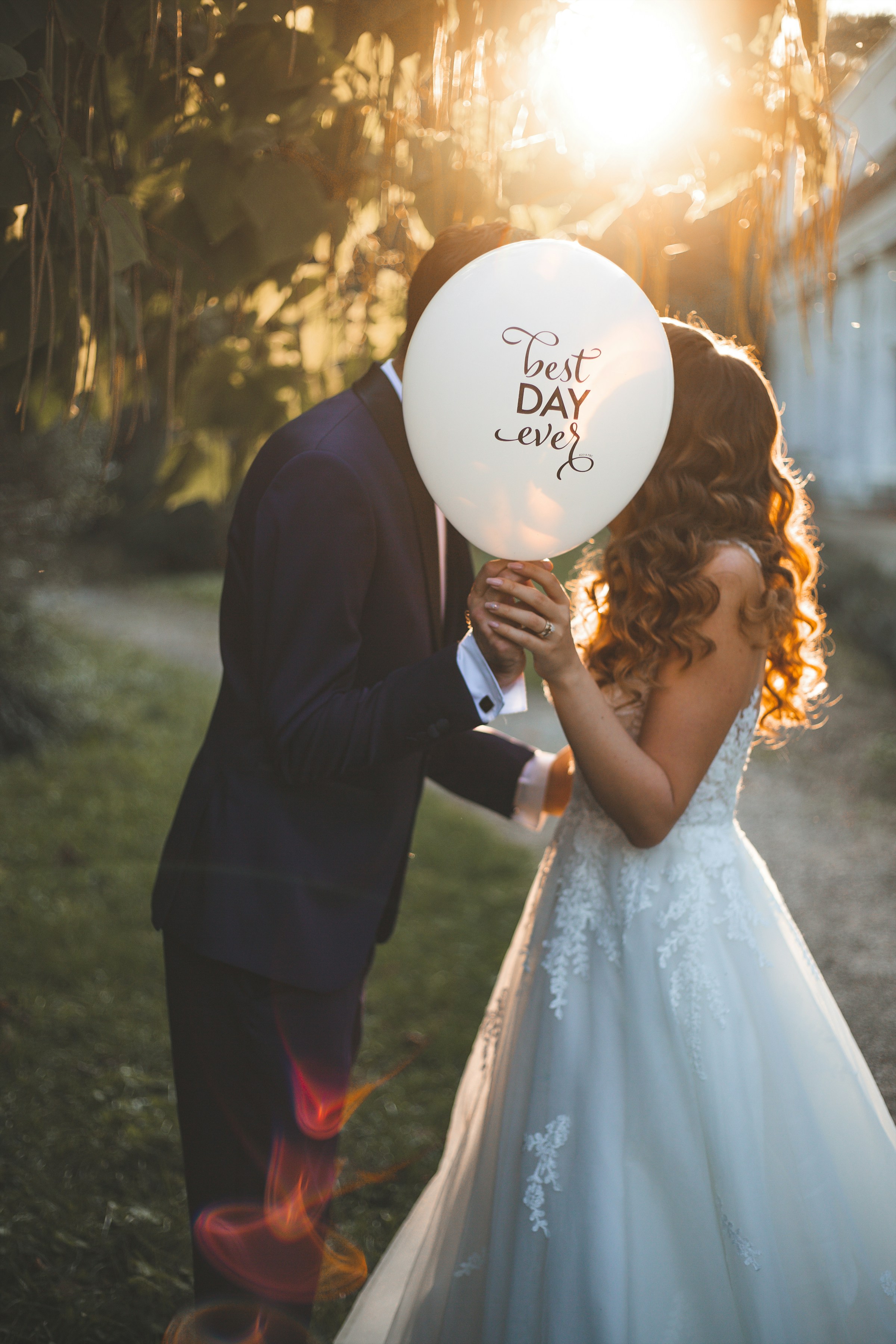 Unos novios sujetando un globo | Fuente: Unsplash