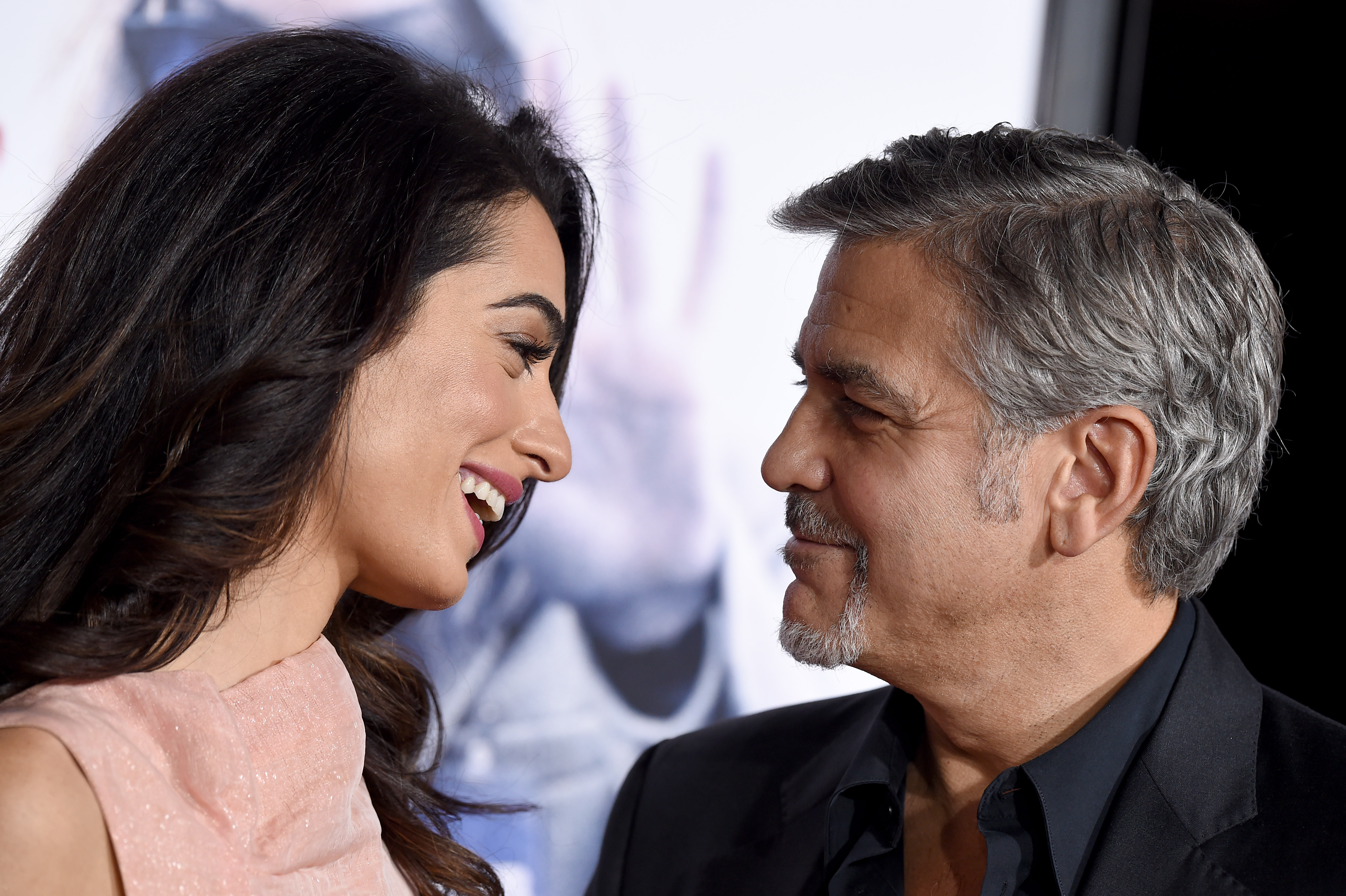 Amal y George Clooney en el estreno de "Our Brand Is Crisis" en Hollywood, California, el 26 de octubre de 2015. | Fuente: Getty Images