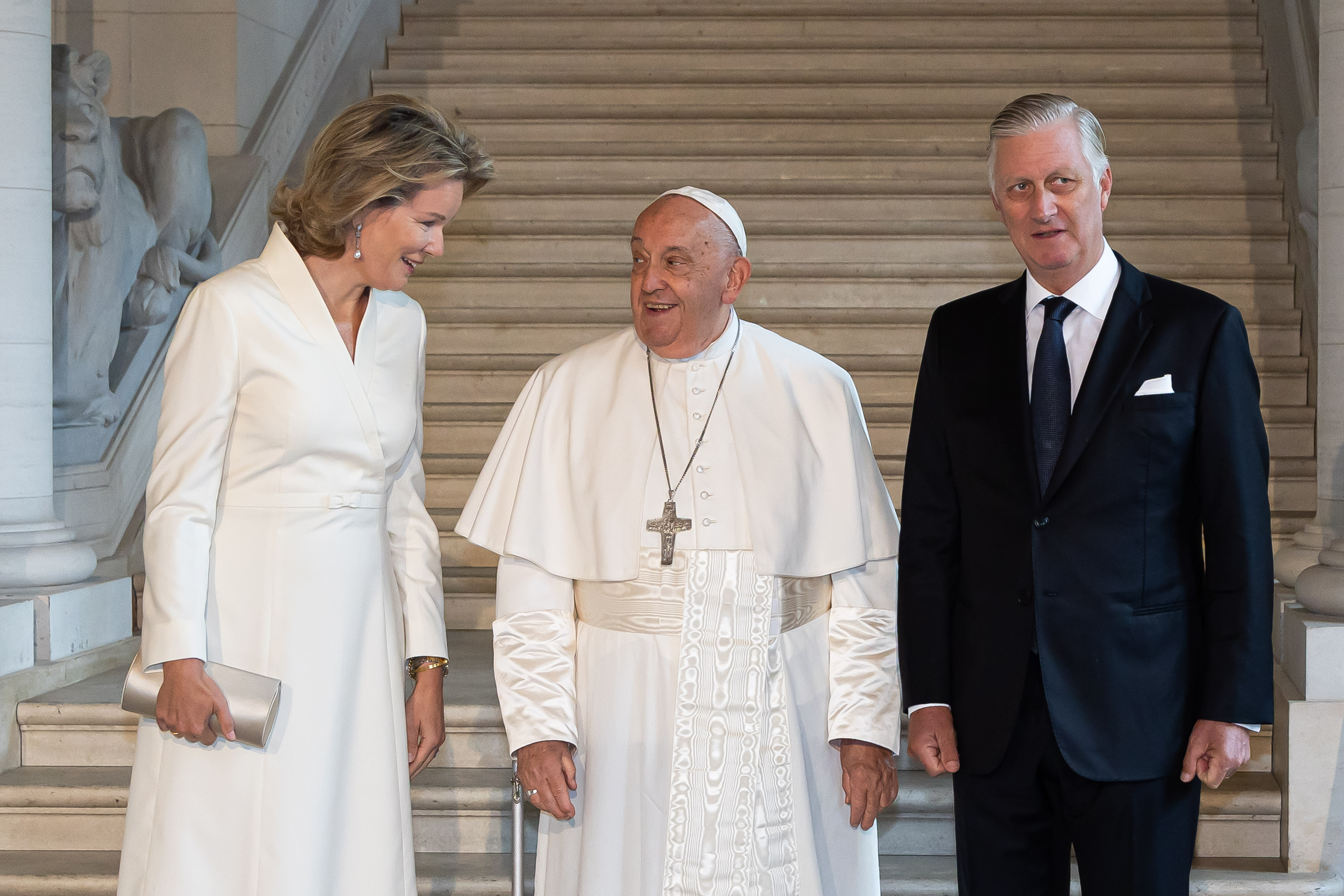 El Papa Francisco fotografiado con el Rey Felipe y la Reina Matilde de Bélgica en el Castillo de Laeken el 27 de septiembre de 2024, en Bruselas, Bélgica. | Fuente: Getty Images