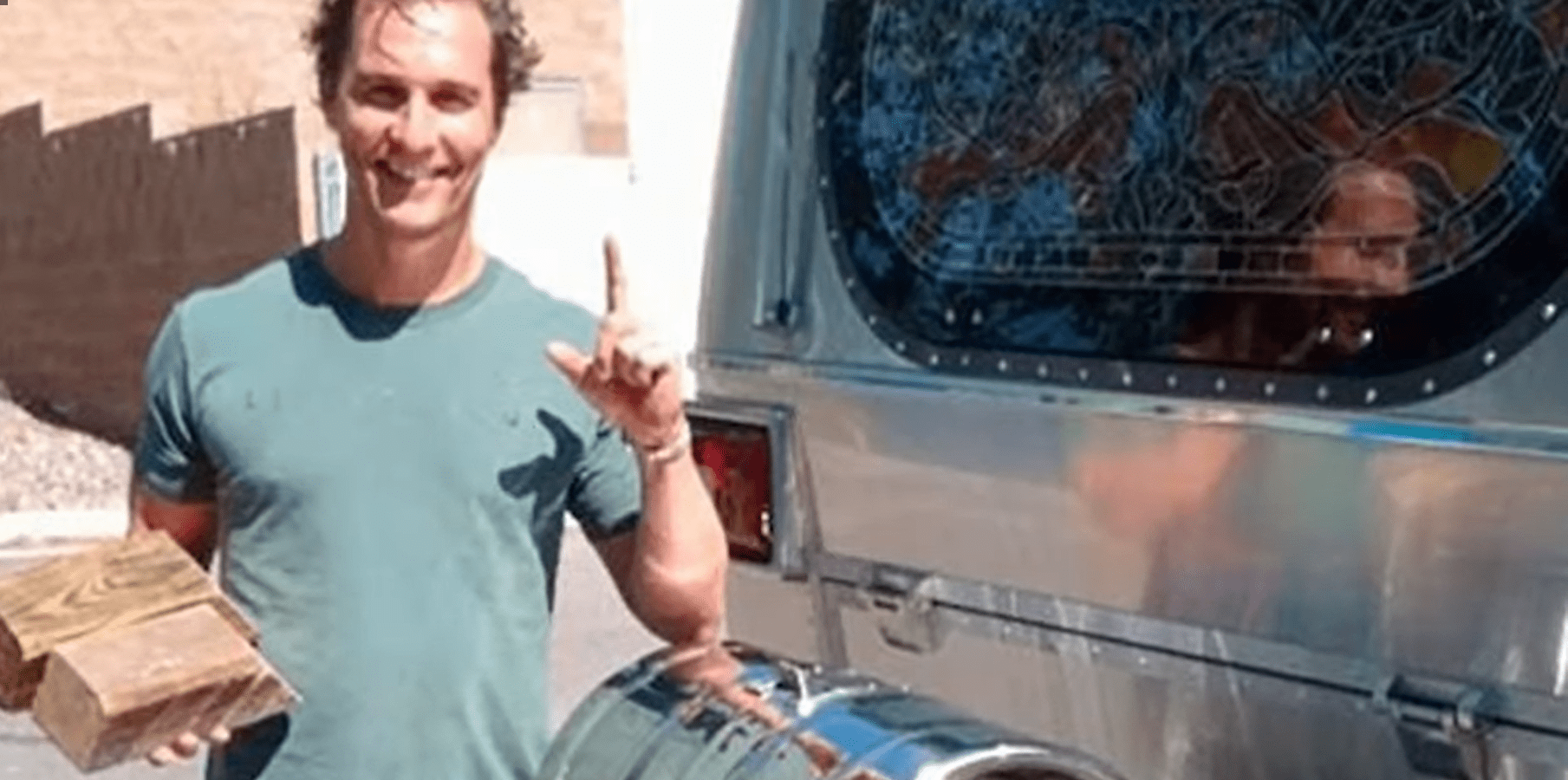 Matthew McConaughey de pie junto a su caravana Airstream | Fuente: YouTube/Famous Entertainment