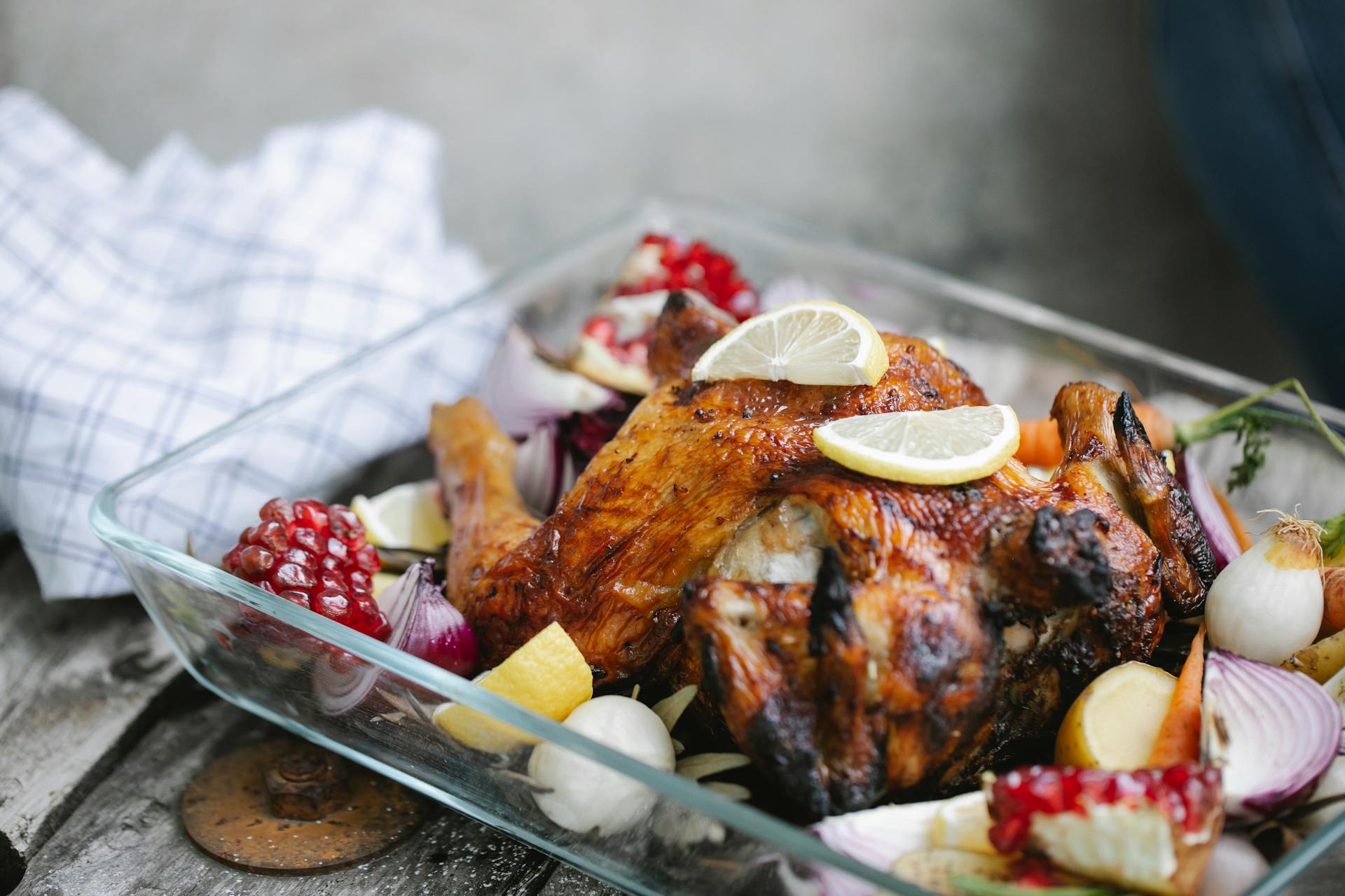 Pollo asado con verduras | Fuente: Pexels