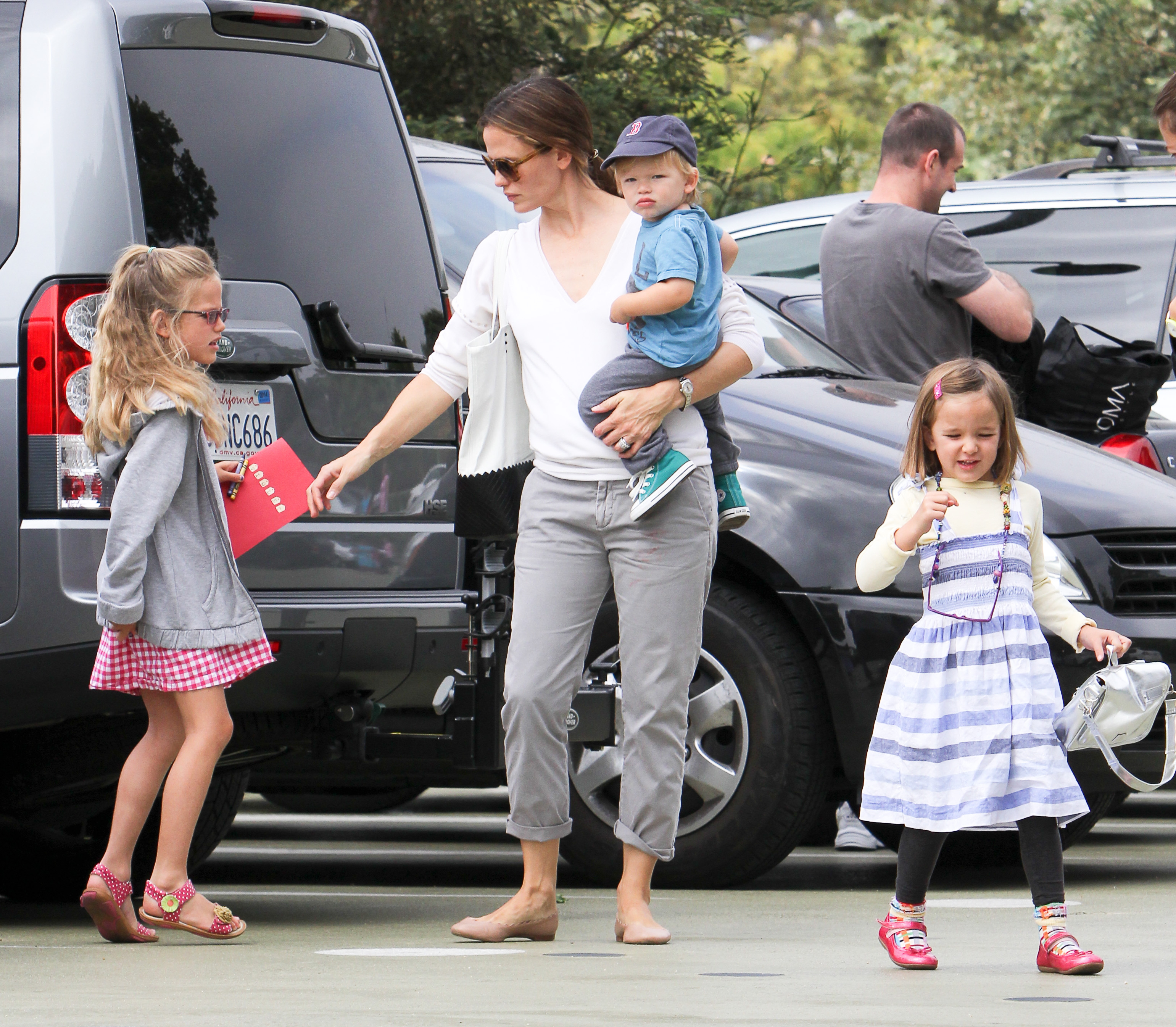 Violet, Samuel y Fin Affleck con Jennifer Garner vistos de paseo en Los Ángeles, California, el 3 de agosto de 2013 | Fuente: Getty Images