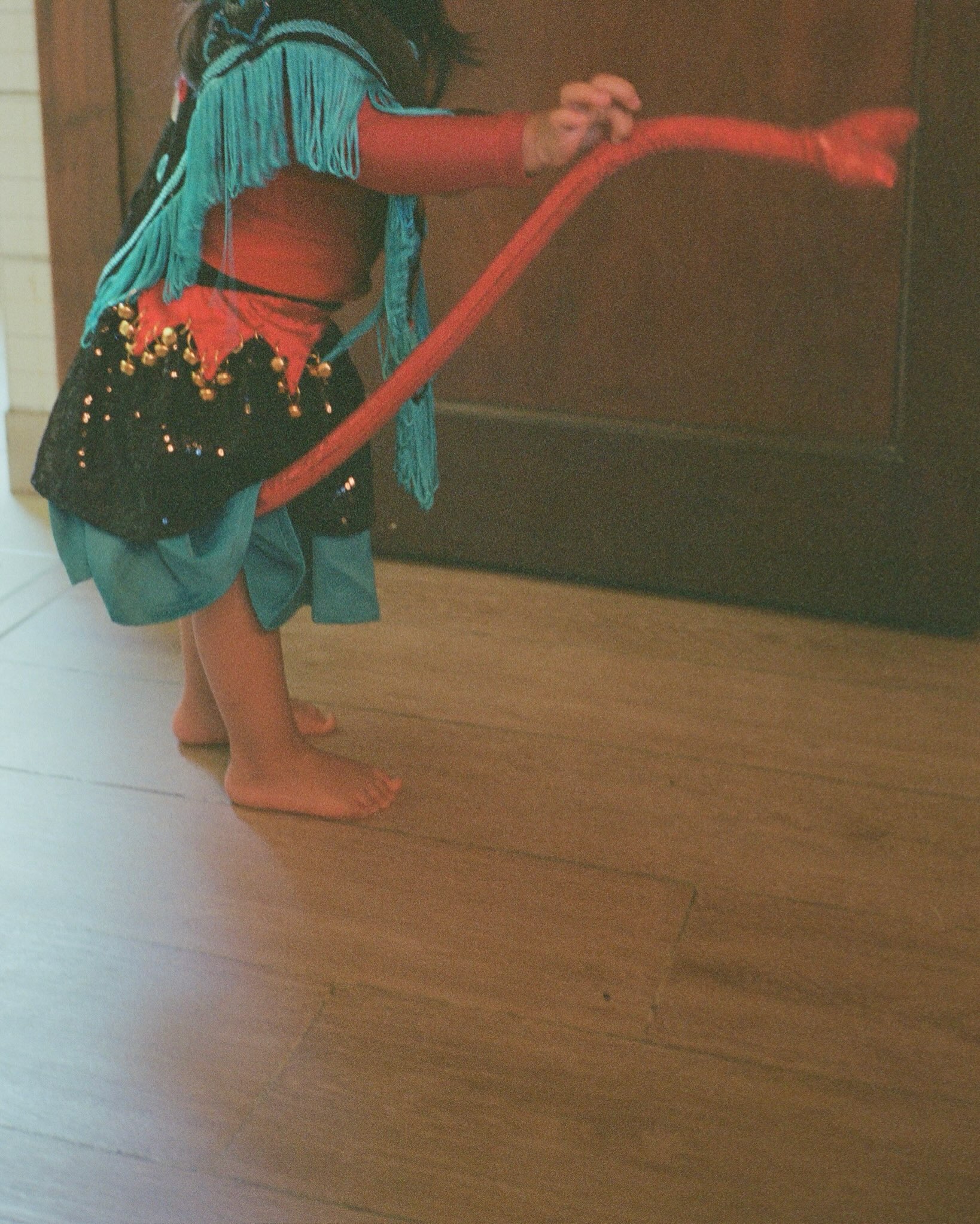 Cazzu mostró a su hija Inti luciendo una miniatura del traje típico inspirado en la indumentaria de los diablos del carnaval jujeño | Fuente: Instagram/cazzu